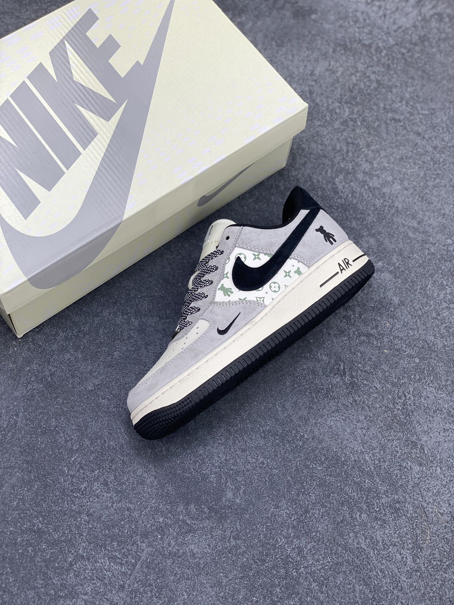 图片[7]-NIke Air Force 1 \’07 Low “暴力熊联名–灰黑印花”空军一号 低帮 运动鞋 休闲鞋 折边针车 工艺难度大 原楦头原纸板 原装鞋盒 定制五金配件 内置全掌气垫 原厂鞋底 货号：SJ9188-002 尺码：36 36.5 37.5 38 38.5 39 40 40.5 41 42 42.5 43 44 44.5 45-选品中心