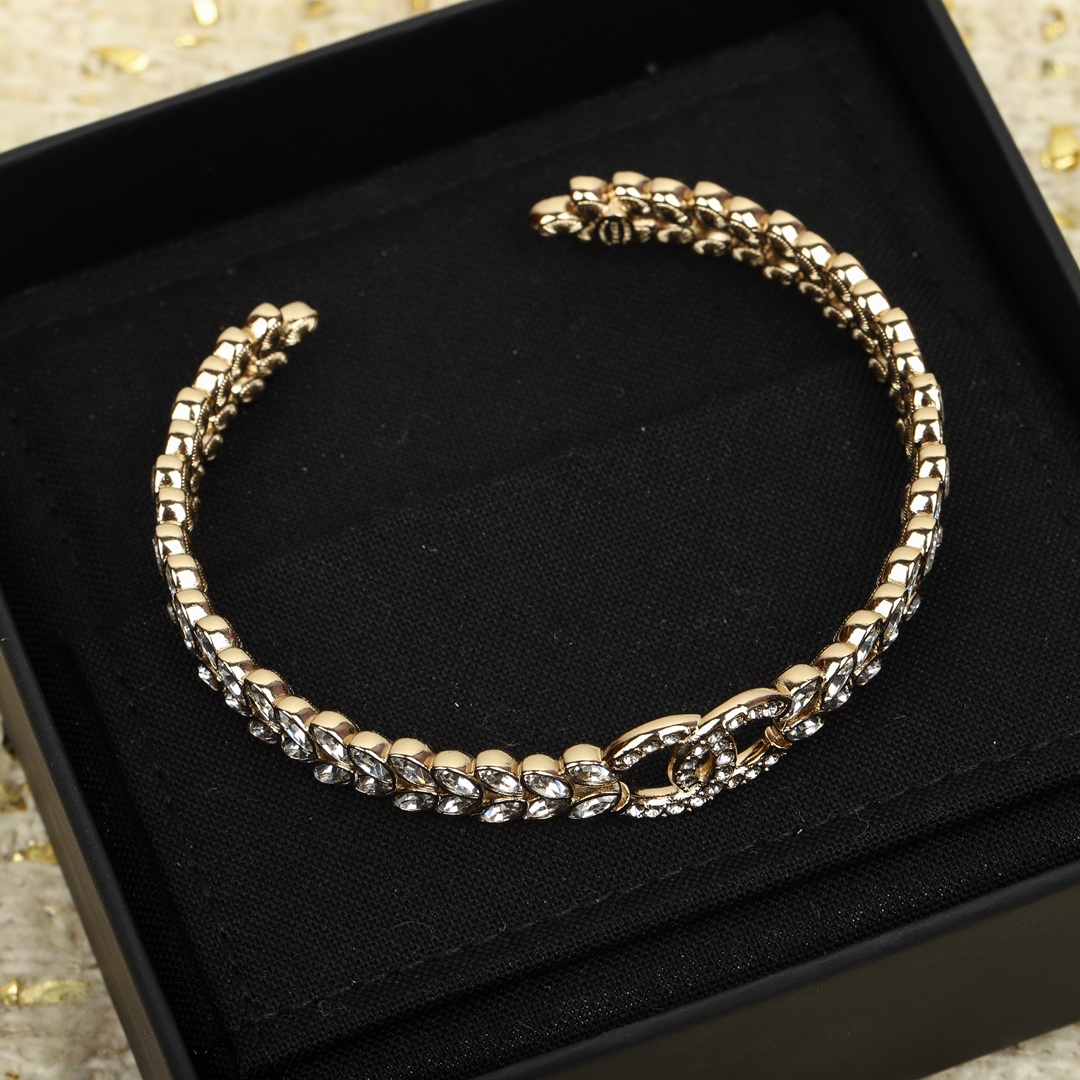 “Vintage Jewelry: Timeless Classic Charm with High-Quality Gold Plating for Modern and Retrospective Styles” - 图片 4