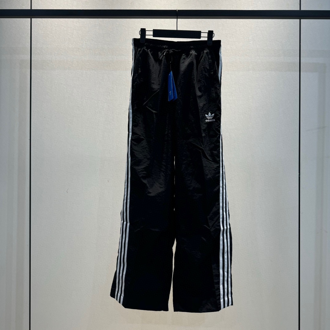 Adidas Pants: Quality Embroidered Design for Active Lifestyle in Black/Silver Grey