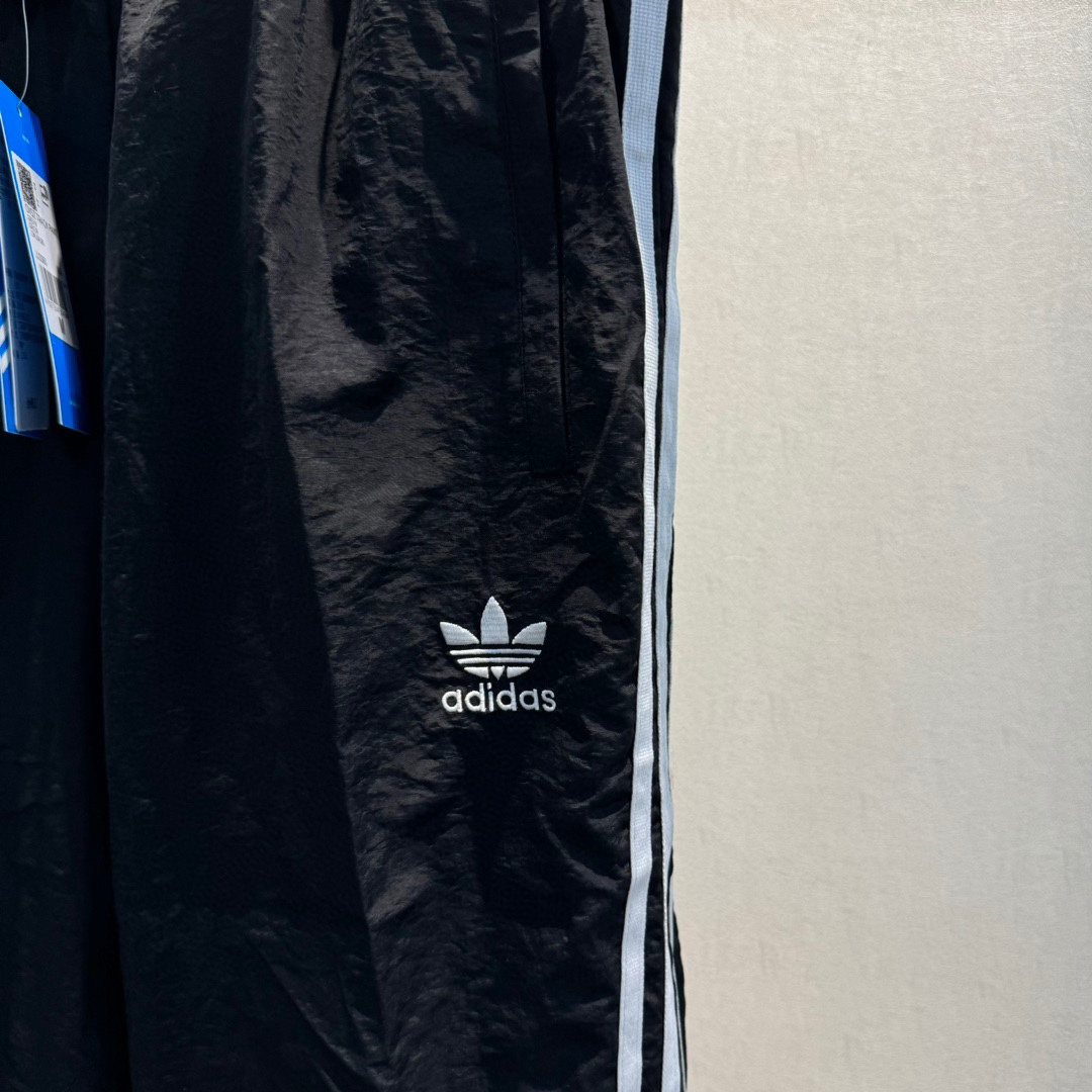 Adidas Pants: Quality Embroidered Design for Active Lifestyle in Black/Silver Grey - 图片 4