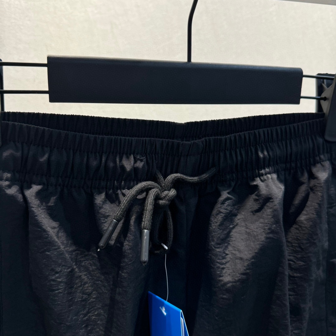 Adidas Pants: Quality Embroidered Design for Active Lifestyle in Black/Silver Grey - 图片 5