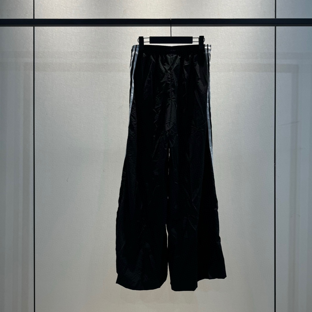 Adidas Pants: Quality Embroidered Design for Active Lifestyle in Black/Silver Grey - 图片 2