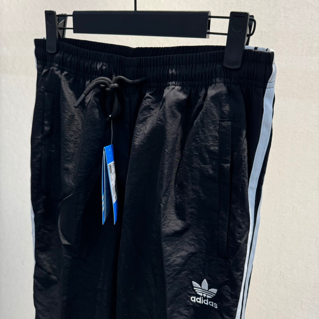 Adidas Pants: Quality Embroidered Design for Active Lifestyle in Black/Silver Grey - 图片 3