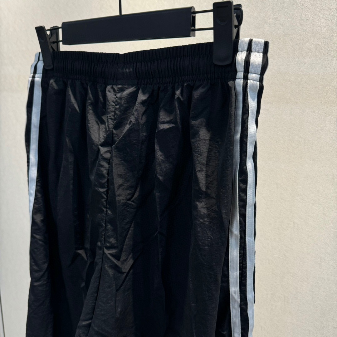 Adidas Pants: Quality Embroidered Design for Active Lifestyle in Black/Silver Grey - 图片 7