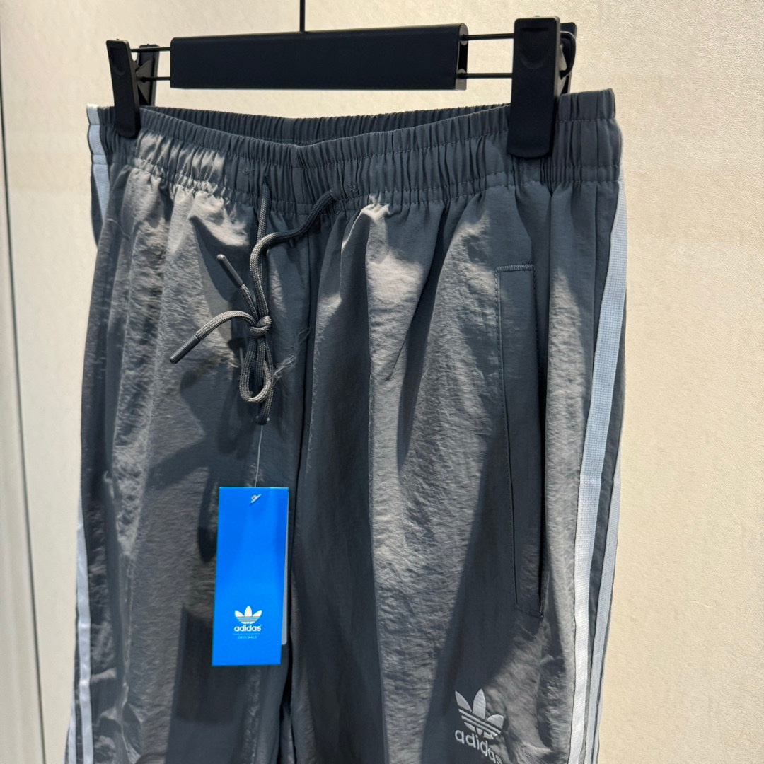 Adidas Pants with Heavy Work Embroidery in Black/Silver Grey – Quality and Comfort. - 图片 3