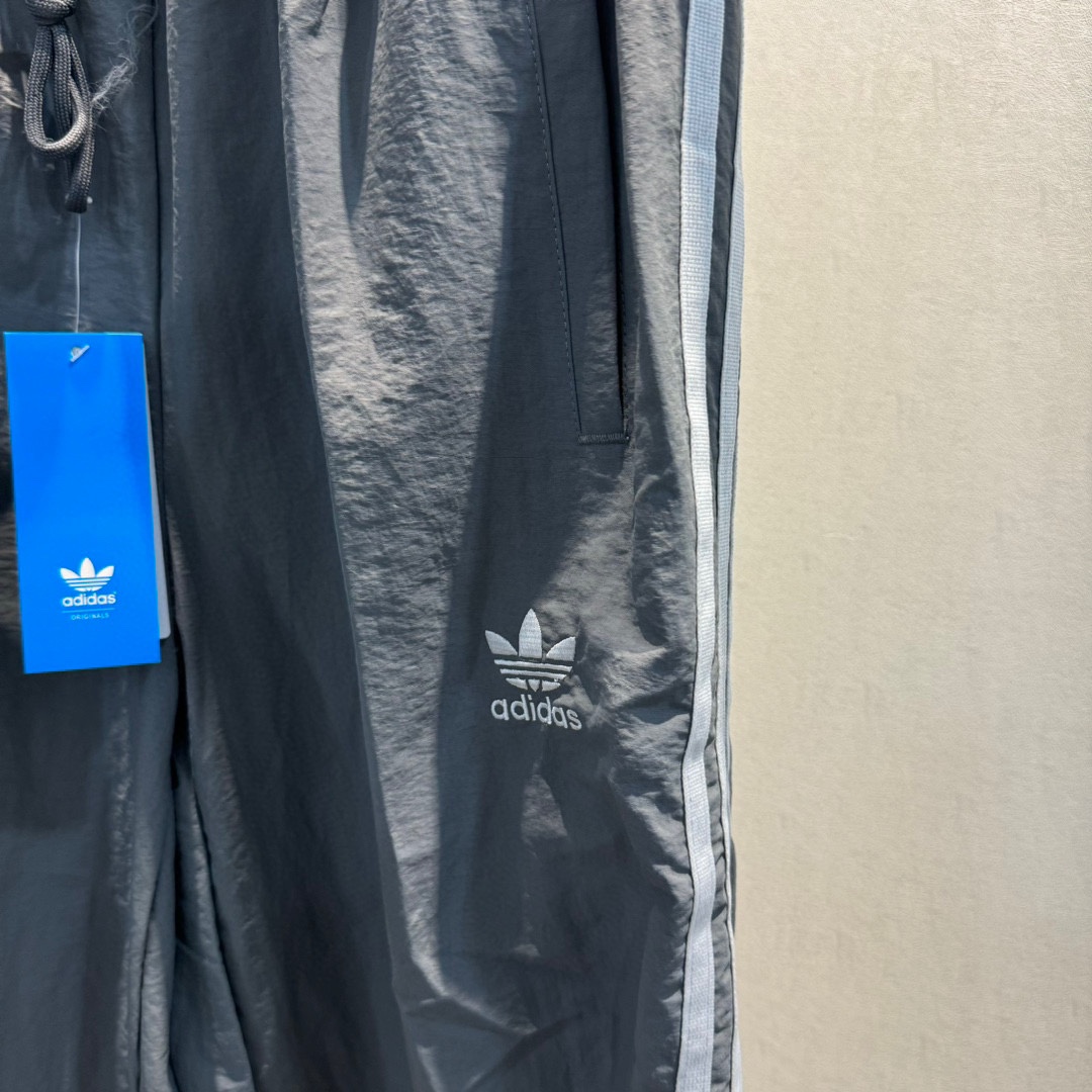 Adidas Pants with Heavy Work Embroidery in Black/Silver Grey – Quality and Comfort. - 图片 4