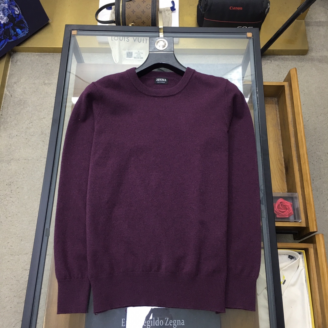 新品🌹💕羊绒衫《ZEGNA|杰尼亚》
秋冬男款秋冬新款后领双杠刺绣纯色羊绒面料圆领针织衫男士毛衣~