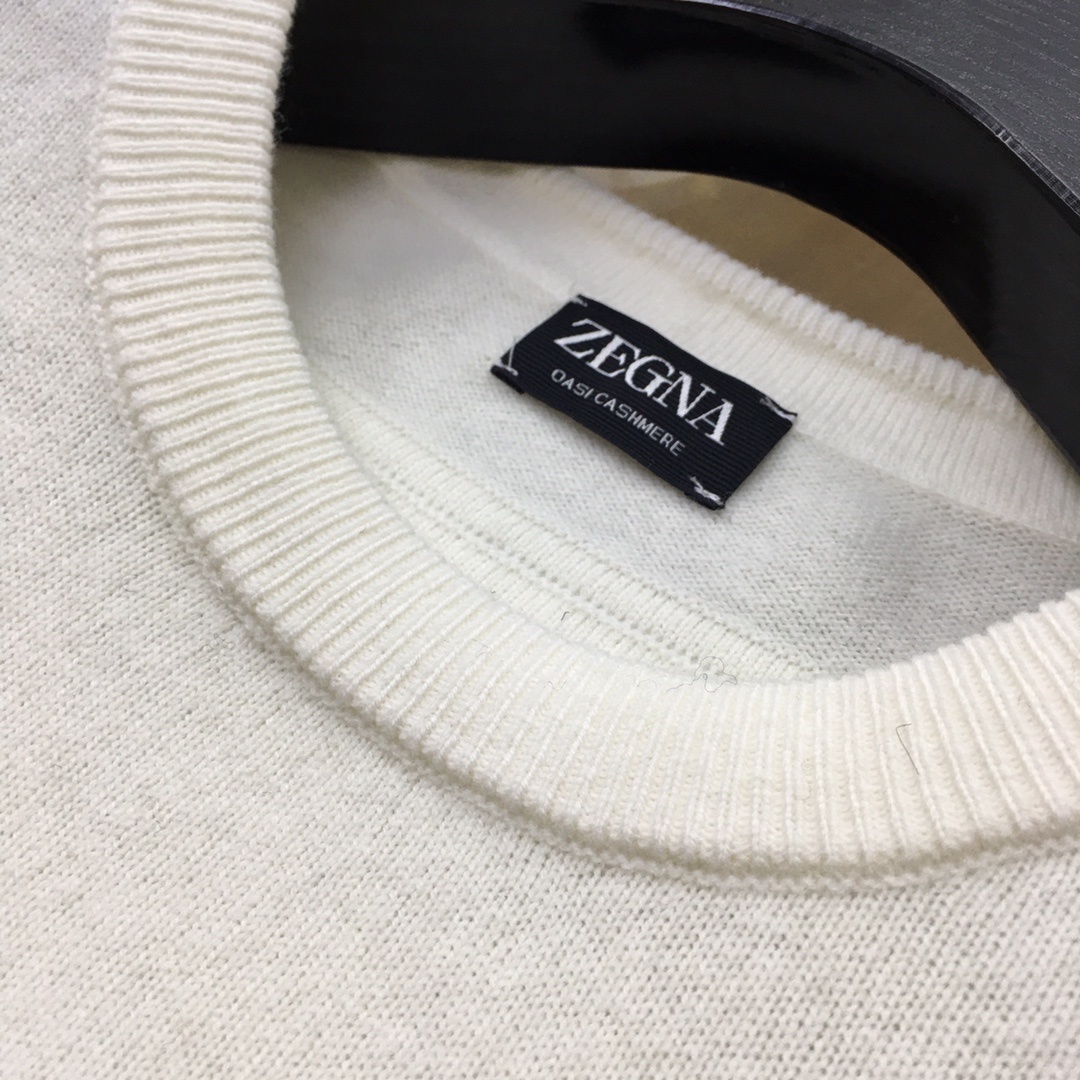 新品🌹💕羊绒衫《ZEGNA|杰尼亚》
秋冬男款秋冬新款后领双杠刺绣纯色羊绒面料圆领针织衫男士毛衣~