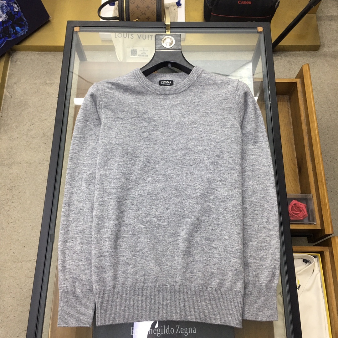 新品🌹💕羊绒衫《ZEGNA|杰尼亚》
秋冬男款秋冬新款后领双杠刺绣纯色羊绒面料圆领针织衫男士毛衣~