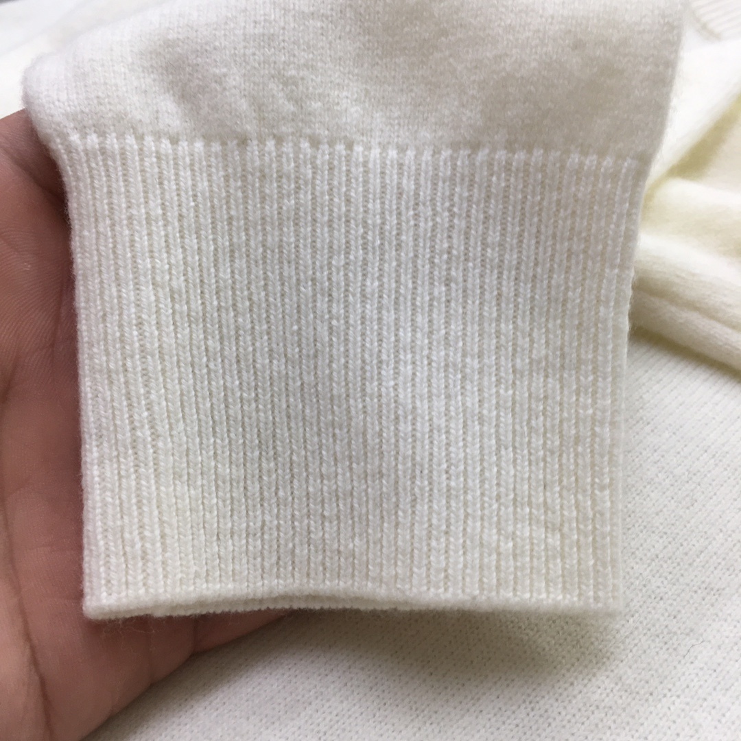 新品🌹💕羊绒衫《ZEGNA|杰尼亚》
秋冬男款秋冬新款后领双杠刺绣纯色羊绒面料圆领针织衫男士毛衣~