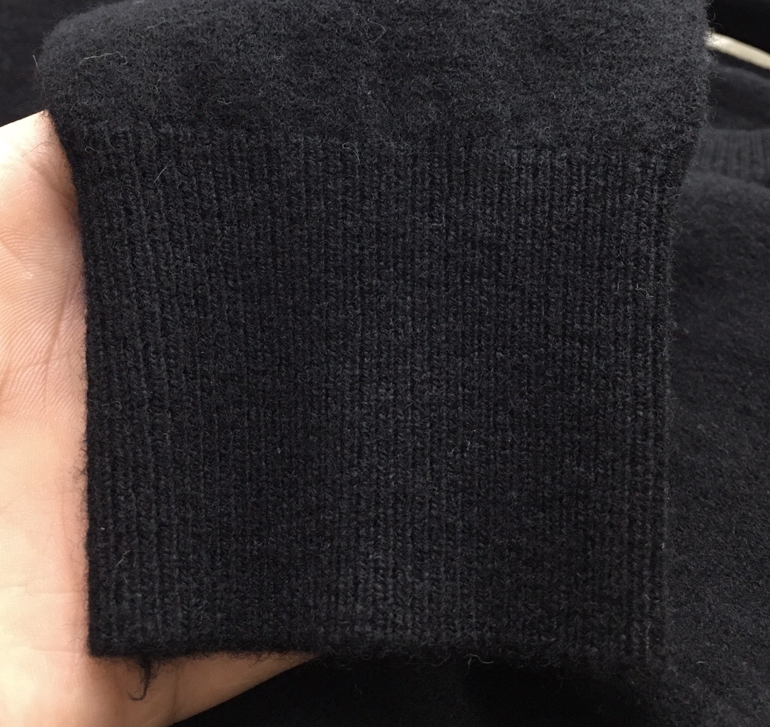 新品🌹💕羊绒衫《ZEGNA|杰尼亚》
秋冬男款秋冬新款后领双杠刺绣纯色羊绒面料圆领针织衫男士毛衣~