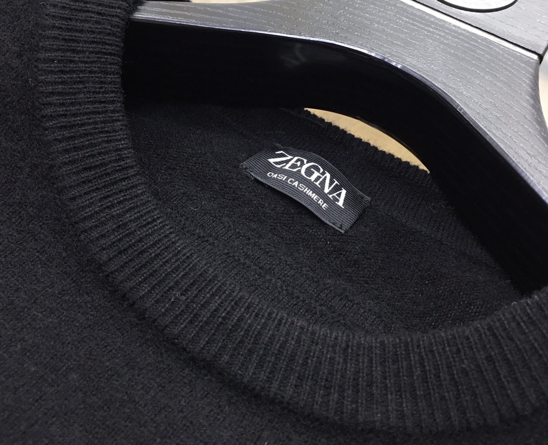 新品🌹💕羊绒衫《ZEGNA|杰尼亚》
秋冬男款秋冬新款后领双杠刺绣纯色羊绒面料圆领针织衫男士毛衣~