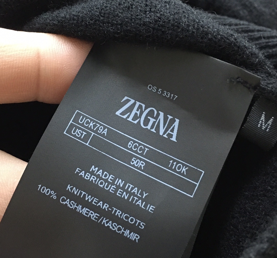 新品🌹💕羊绒衫《ZEGNA|杰尼亚》
秋冬男款秋冬新款后领双杠刺绣纯色羊绒面料圆领针织衫男士毛衣~