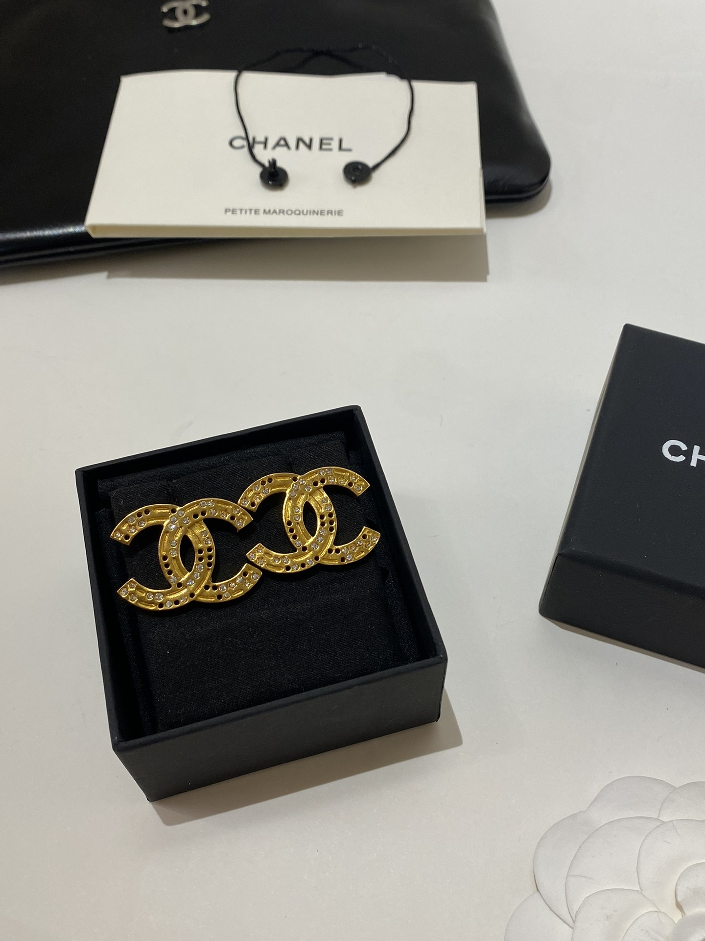 Chanel Joyas Pendiente Amarillo Trabajo abierto Latón