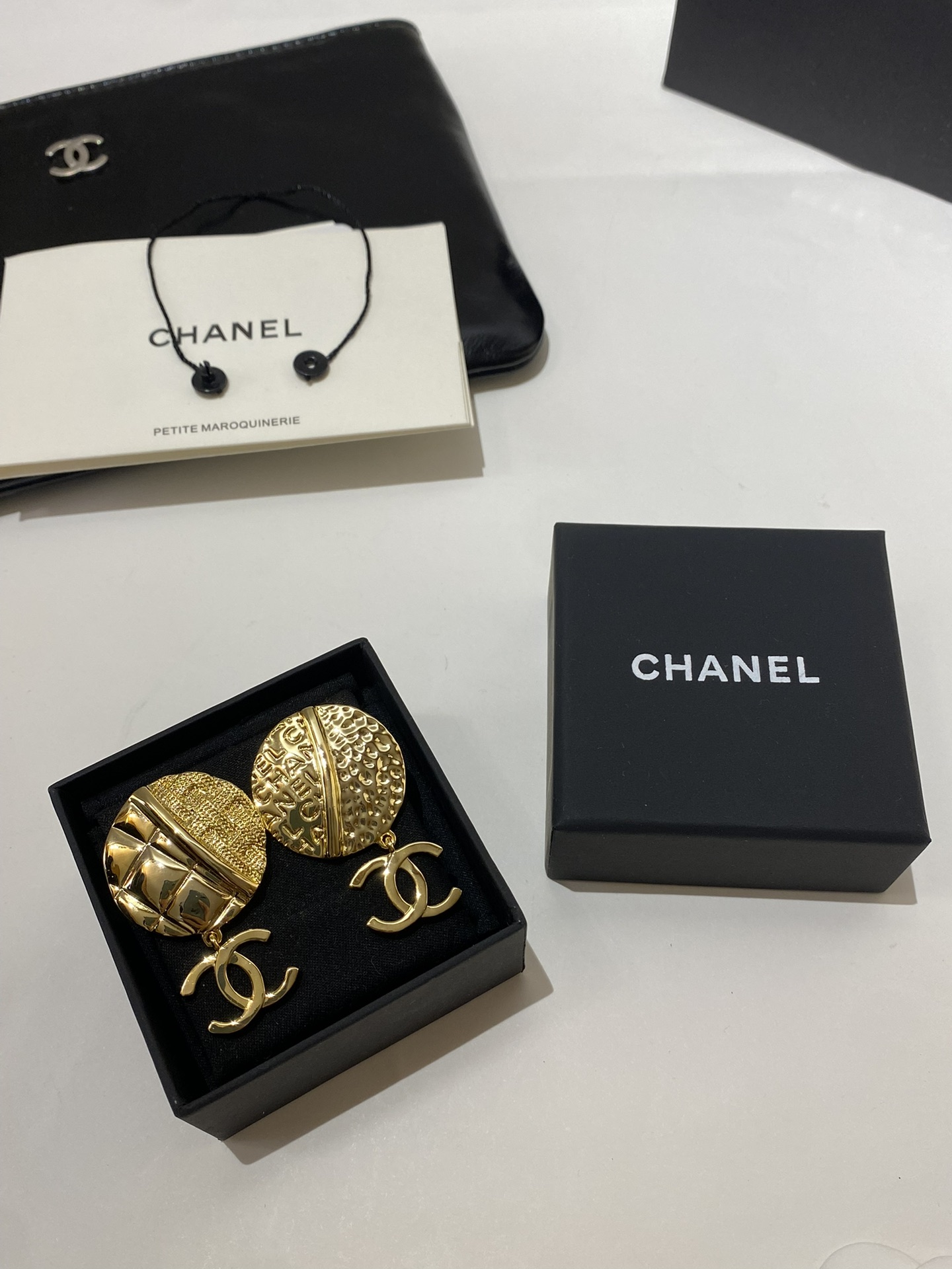 Chanel Joyas Pendiente Amarillo Trabajo abierto Latón