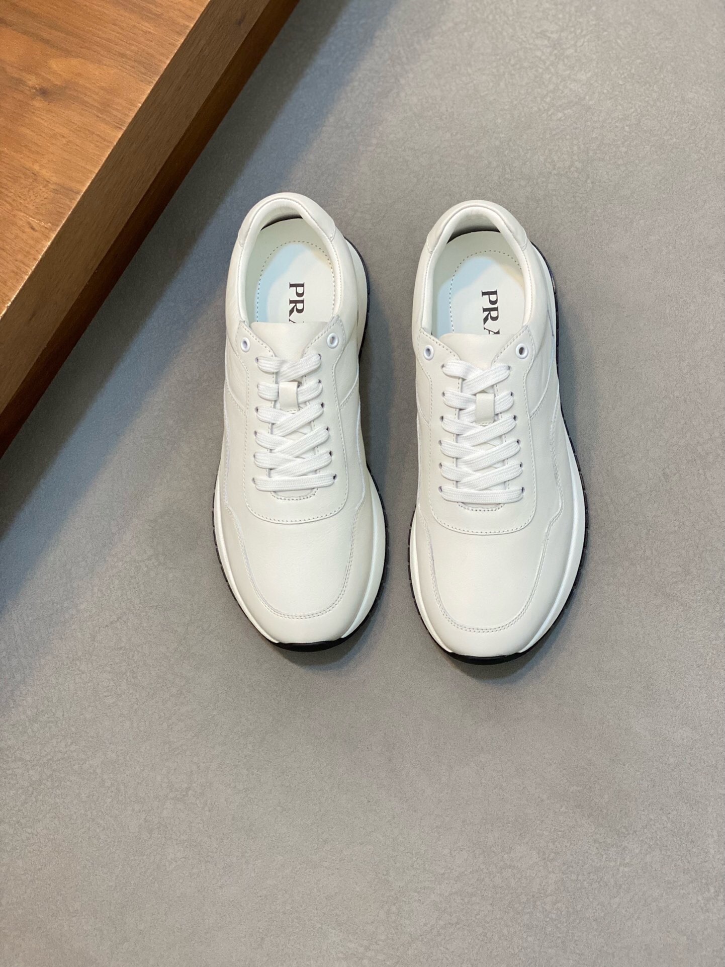 NO:218954,Brand P R A D A Color Original Color Pair Number 38-44 Customized 45 Price Material Prada New Product Original Single-Place Low-top Casual Sports Shoes!  The upper is made of original soft cowhide with Prada logo mesh lining. The original molded sole of cowhide is made of high quality. Prada, prada, sneakers, cowhide19860909品牌P R A D A 颜色原版配色 码数38-44定做45 价格 材质普拉达新品原单货低帮休闲运动鞋！鞋面采用原版柔软牛皮搭配普拉达标识网布内里 牛皮垫脚原版开模大底、高品质值得拥有,普拉达,prada,sneakers,cowhide,Men's shoes