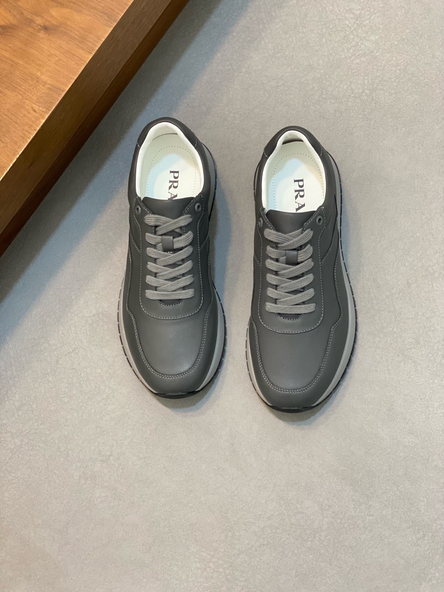 NO:217390,Brand P R A D A Color Original Color Pair Number 38-44 Customized 45 Price Material Prada New Product Original Single-Place Low-top Casual Sports Shoes!  The upper is made of original soft cowhide with Prada logo mesh lining. The original molded sole of cowhide is made of high quality. Prada, prada, sneakers, cowhide19860909品牌P R A D A 颜色原版配色 码数38-44定做45 价格 材质普拉达新品原单货低帮休闲运动鞋！鞋面采用原版柔软牛皮搭配普拉达标识网布内里 牛皮垫脚原版开模大底、高品质值得拥有,普拉达,prada,sneakers,cowhide,Men's shoes