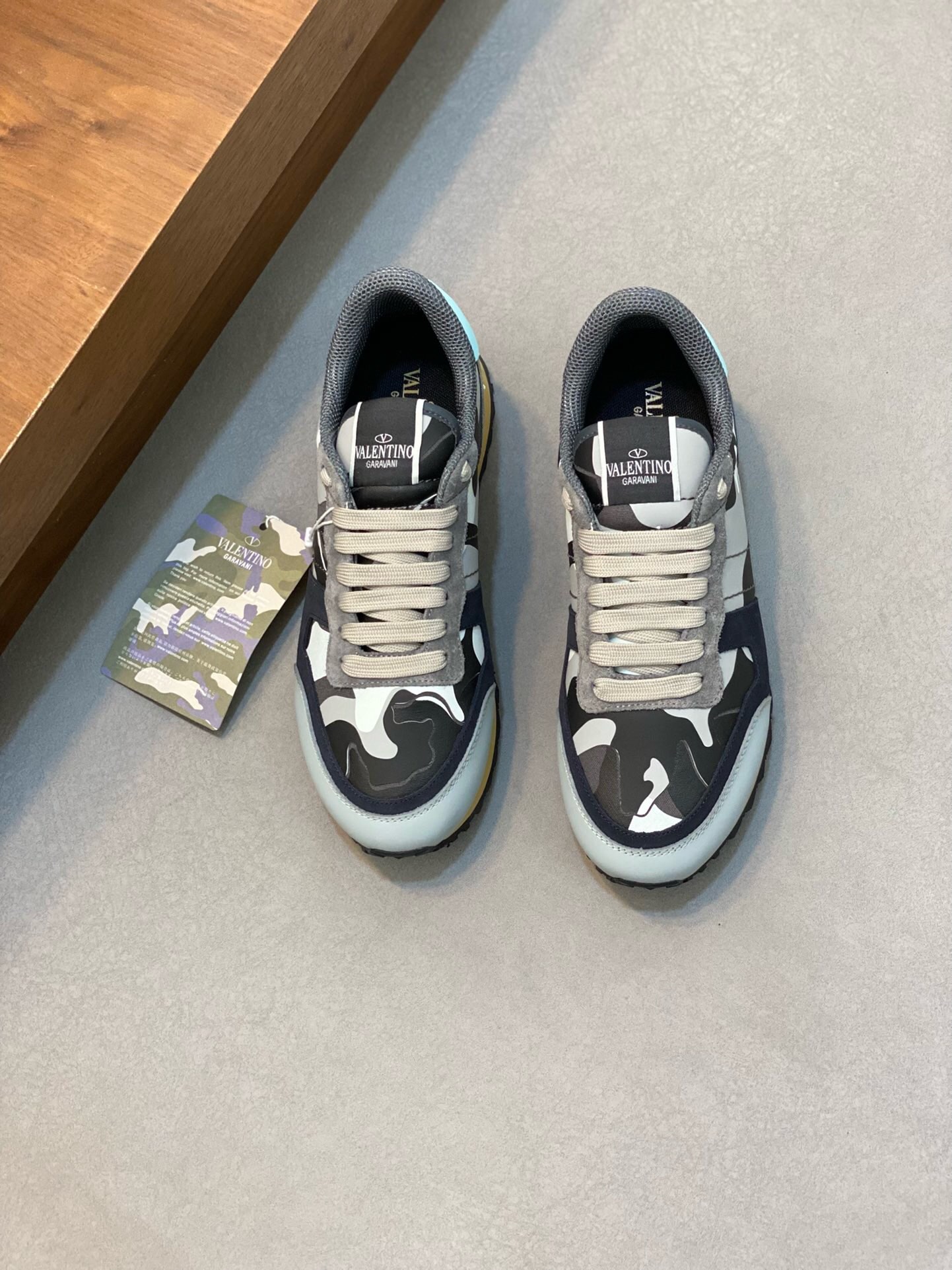 NO:217396,Brand VALENTINO Color Original Color Code Number 39-44 Customized 38.45.46 Price Material Valentino Classic New Casual Sports Shoes!  Classic old-fashioned original single quality top version fashion trend details are impeccable using imported cowhide splicing to make mesh cloth inner foot feel comfortable and superior quality original replica outsole, Valentino casual shoes, valentino, valentino, sneakers, cowhide19860909品牌VALENTINO 颜色原版配色 码数39-44定做38.45.46 价格 材质华伦天奴经典款 新品休闲运动鞋！经典不老款原单品质顶级版本时尚潮流细节无可挑剔采用进口牛皮拼接制作网布内里脚感舒适品质优越原版复刻大底,华伦天奴休闲鞋,valentino,valentino,sneakers,cowhide,Men's shoes