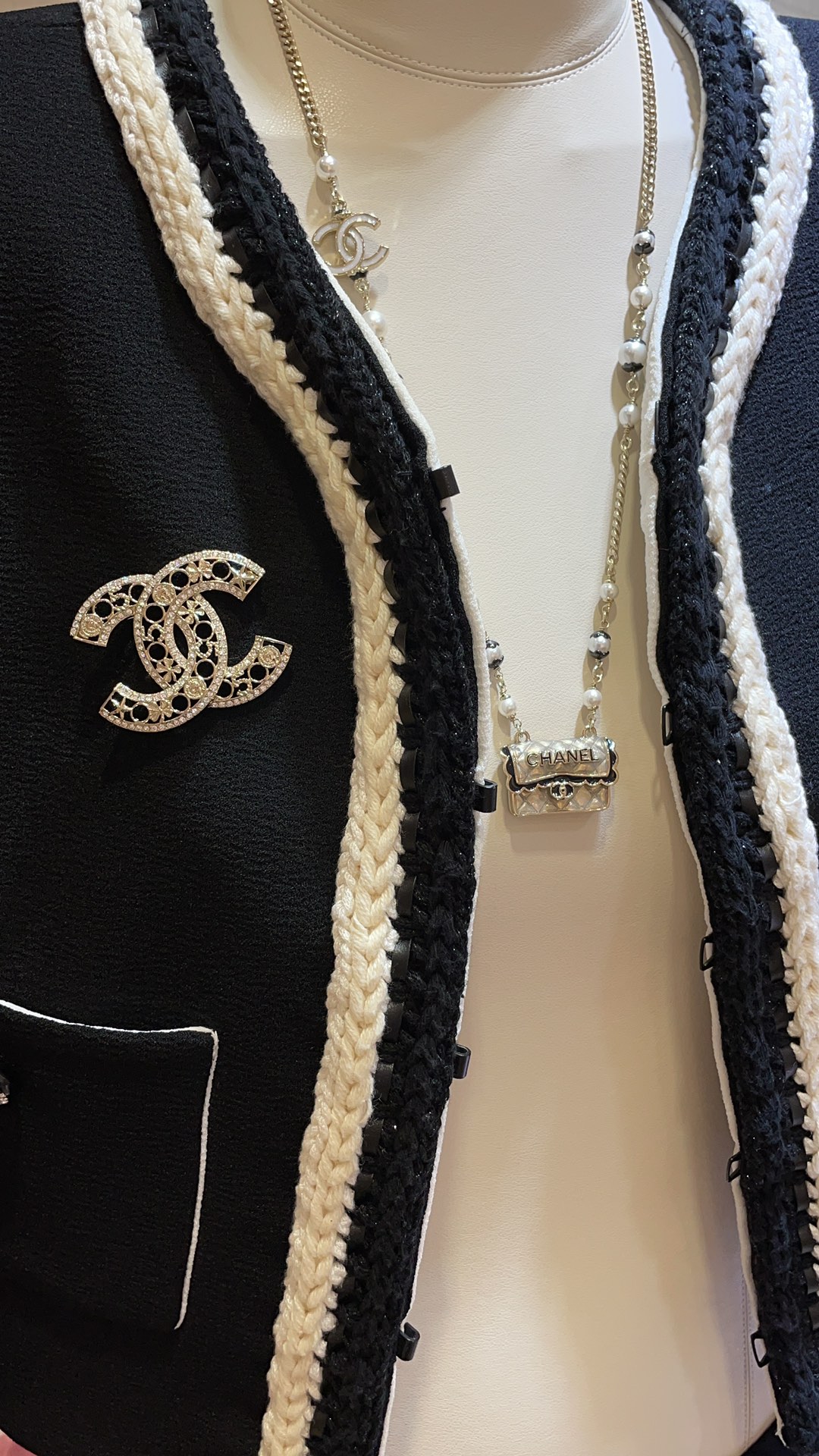 NO:634353,88220, arrived today in light gold. 24B new light gold hollow rhinestone double C brooch. Various small fragrance classic elements are embellished with hollow full diamond double C. Exquisite atmosphere full of instant lighting up the look. It looks good with coats and jackets. Same style for men and women. Z consistent brass material Swarovski diamond brooch with packaging box, jackets & coats, brooch, breastpin, Cardia high-end jewelry1986090988220,今日到货浅金色 24B新款浅金色镂空水钻双C胸针 各种小香经典元素点缀镂空满钻双C 精致氛围感满满瞬间点亮造型 简单搭配大衣外套都好看 男女同款 z一致黄铜材质 施华洛钻 胸针带包装盒,,jackets & coats,brooch，breastpin,卡迪亚高端饰品,Jewelry