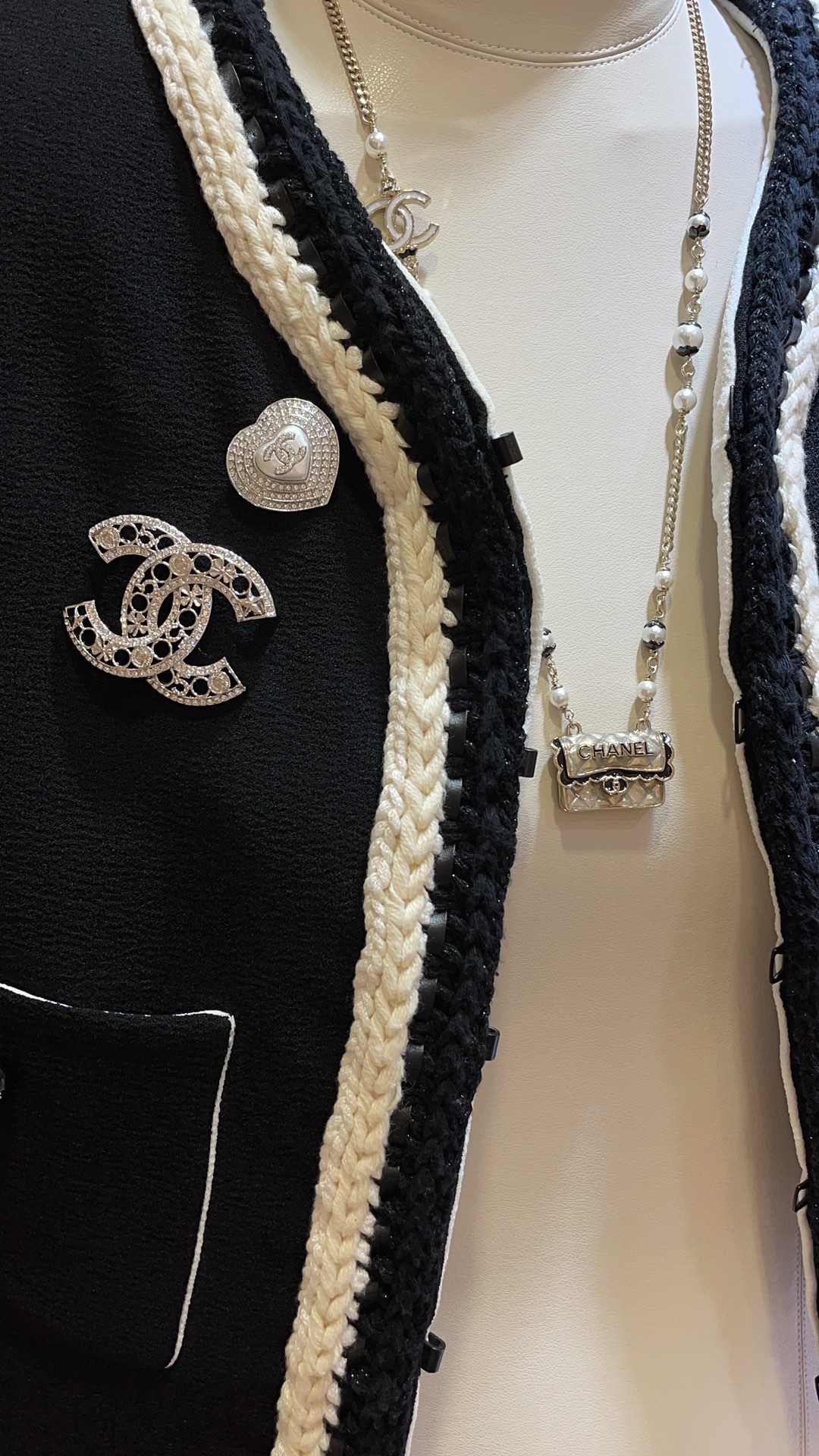 NO:634351,88220, arrived today in silver, 24B new silver hollow rhinestone double C brooch, various small fragrance classic elements embellished with hollow full diamond double C, exquisite atmosphere, instantly brightens the look, looks good with coats and jackets, same style for men and women, z consistent brass material, Swarovski diamonds, brooch with packaging box, jackets & coats, brooch, breastpin, Cardia high-end jewelry1986090988220,今日到货银色 24B新款银色镂空水钻双C胸针 各种小香经典元素点缀镂空满钻双C 精致氛围感满满瞬间点亮造型 简单搭配大衣外套都好看 男女同款 z一致黄铜材质 施华洛钻 胸针带包装盒,,jackets & coats,brooch，breastpin,卡迪亚高端饰品,Jewelry