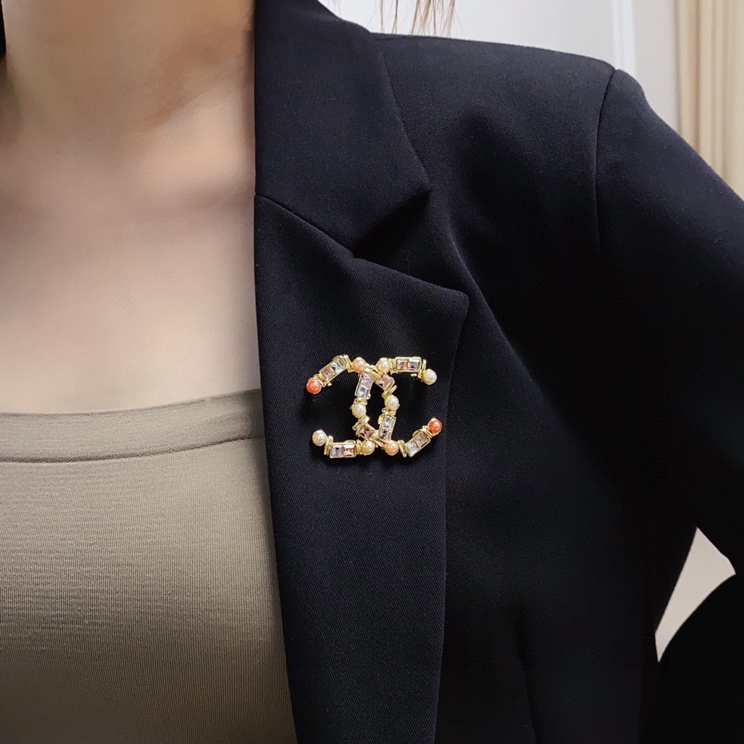 CHANEL 🇫🇷 New boutique collection pearl and crystal brooch—an accessory t - Jewelry
