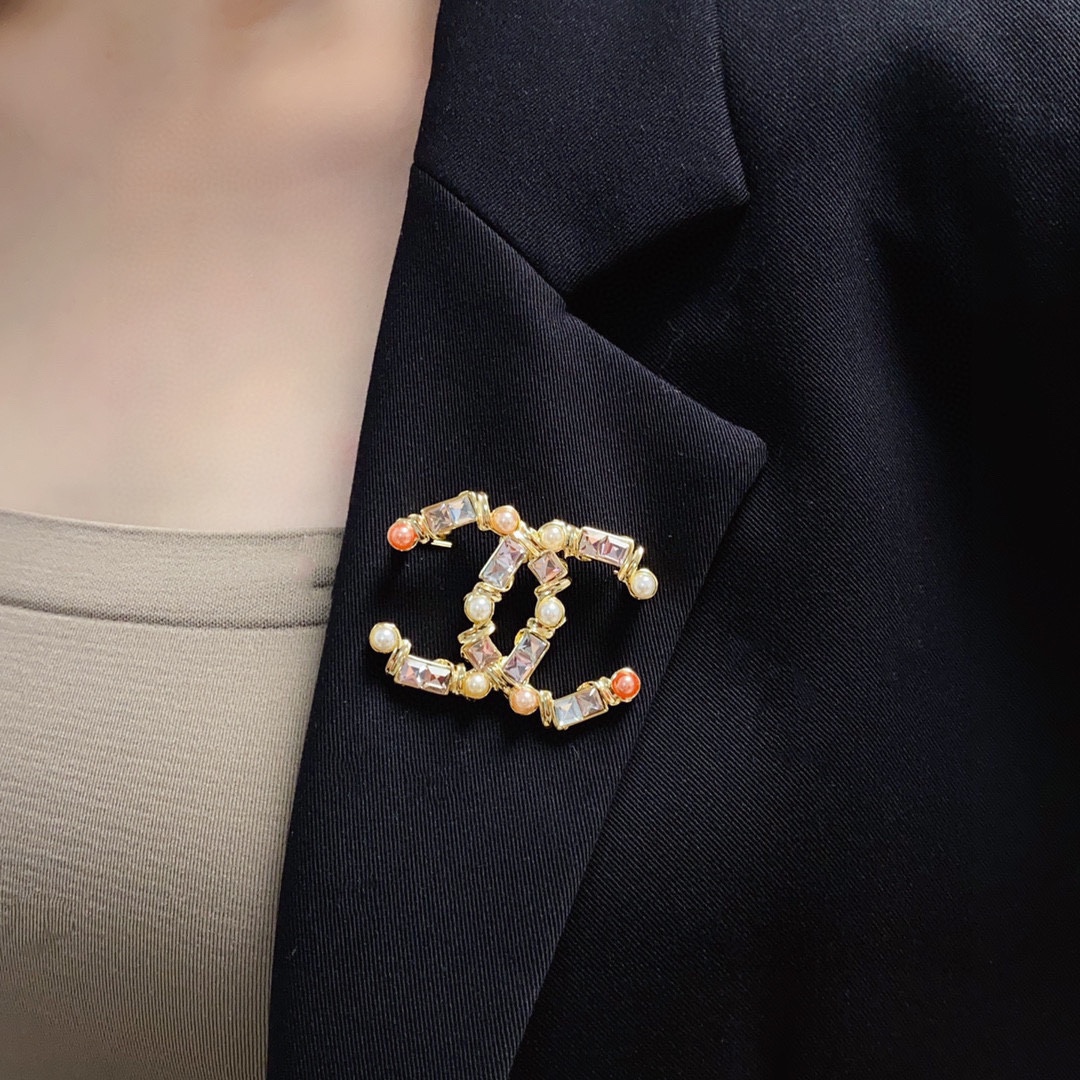 CHANEL 🇫🇷 New boutique collection pearl and crystal brooch—an accessory t - Jewelry 2