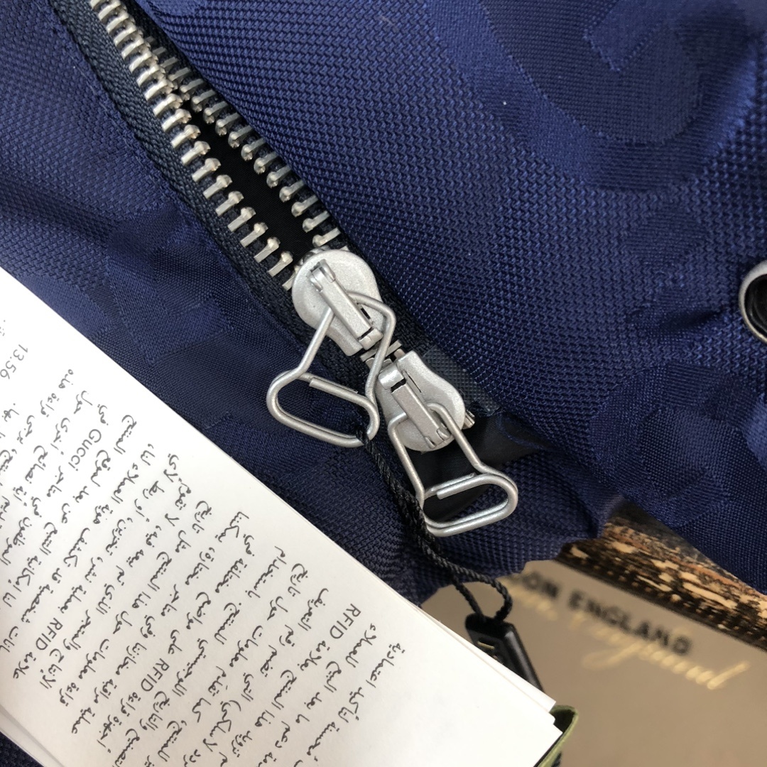 🆕🆕🆕🔥 GUCCI 古驰 2025秋冬最新款暗纹提花羽绒服!外层面料采用定制GG帆布属于环保有机棉质