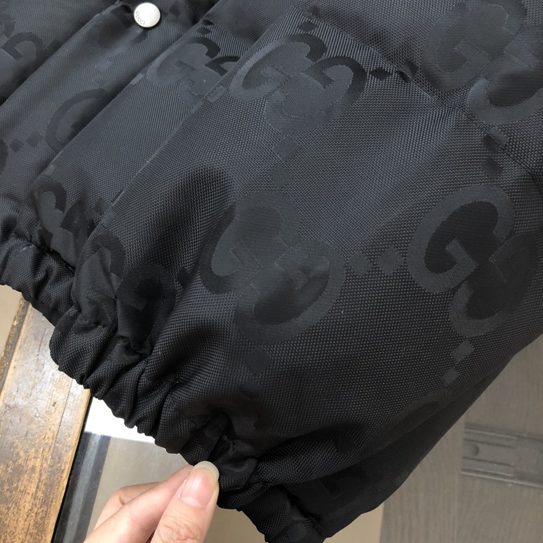 🆕🆕🆕🔥 GUCCI 古驰 2025秋冬最新款暗纹提花羽绒服!外层面料采用定制GG帆布属于环保有机棉质