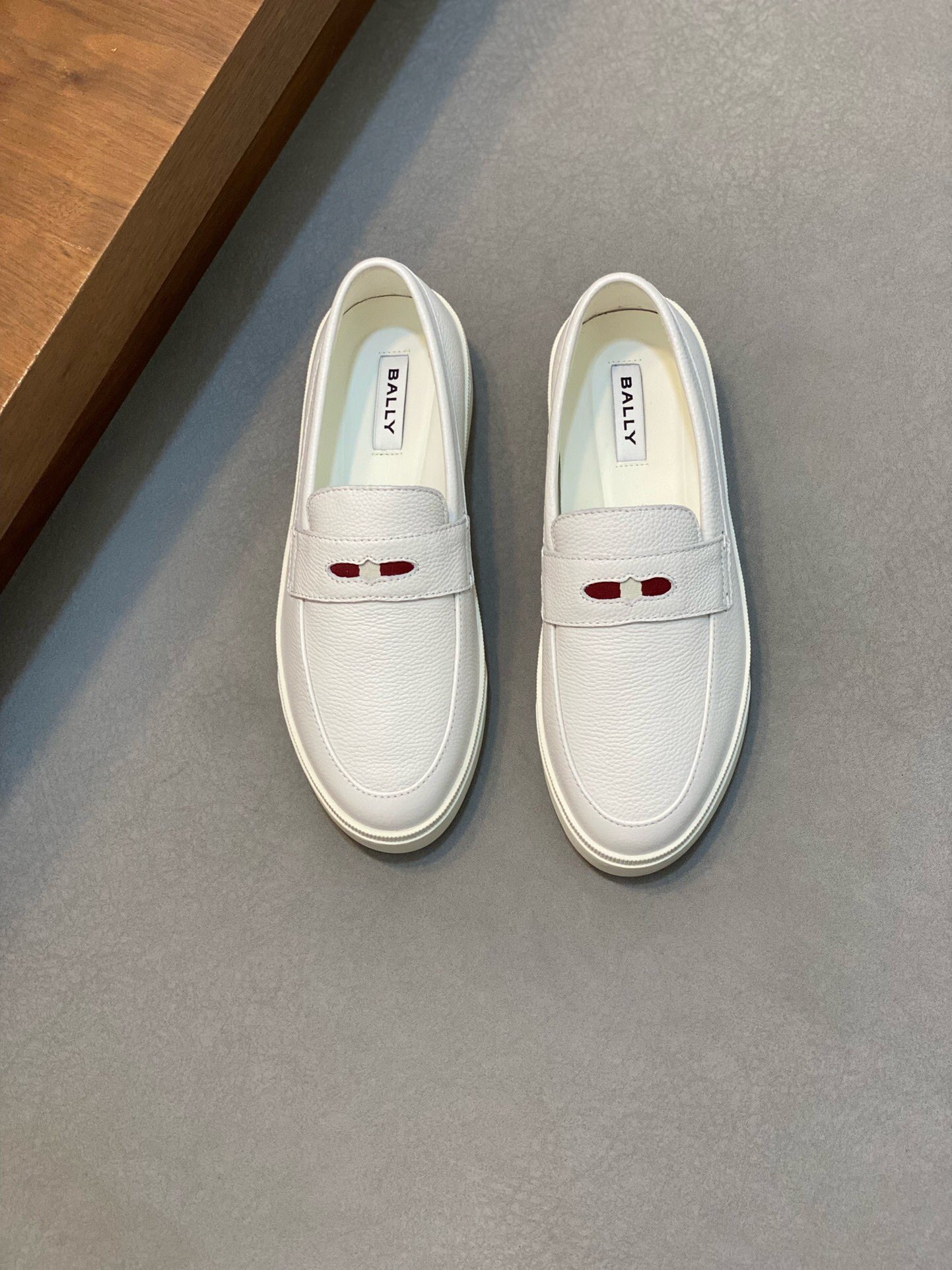 NO:218988,Brand B A L L Y original color matching code number 39-44 standard code Price Material Bally new men's classic casual shoes simple atmospheric super high-quality style choose top layer cowhide with luxurious cowhide inner smooth lines light and comfortable original wear-resistant rubber outsole, Bally casual shoes, ballly, cowhide19860909品牌B A L L Y 颜色原版配色 码数39-44标准码 价格 材质巴利新款男士 经典休闲鞋简约大气超高逼格选用头层牛皮搭配搭配奢华牛皮内里流畅线条轻便舒适原版耐磨橡胶大底,巴利 休闲鞋,bally,cowhide,Men's shoes