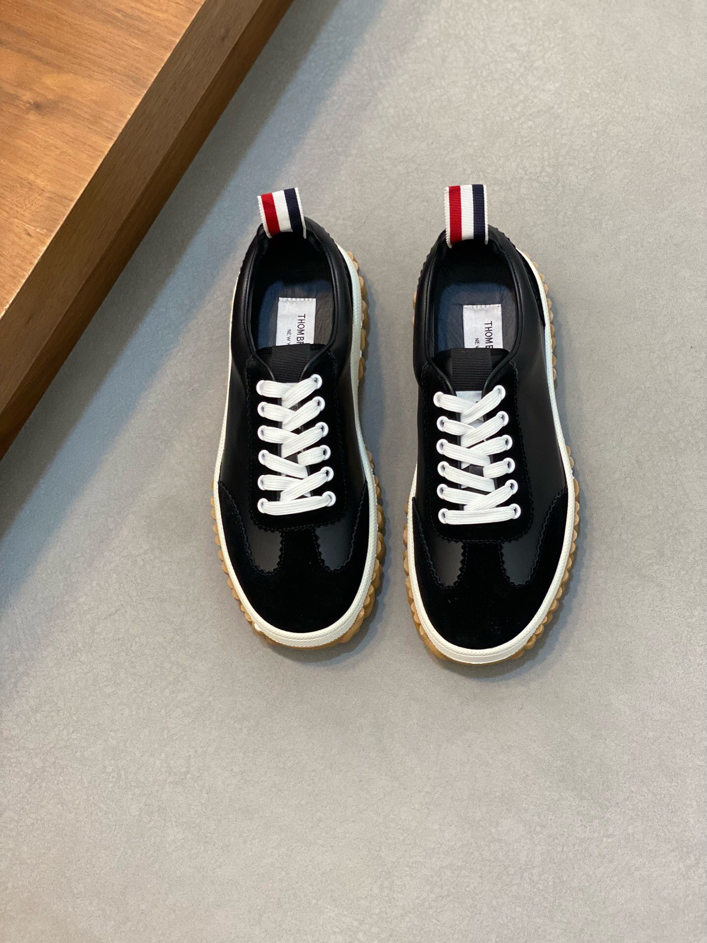 NO:218993,Brand THOM BROWNE Color Original Color Code 39-44 Customized 38.45 Price Material Tom Brown New Product Casual Shoes!  Original single quality Top development latest official website [THOM BROWNE (Tom Brown) [Delivery] Original single hot upper uses fabric, inner ox shoe body accessories one to one open mold, counter quality, you are still worried about wearing and matching shoes, then this shoe is your best choice for sports, casual, TB-Tom Brown, thom browne19860909品牌THOM BROWNE 颜色原版配色 码数39-44定做38.45 价格 材质汤姆·布朗新品 休闲鞋！原单品质 顶级开发最新官网【THOM BROWNE（汤姆.布朗）[得意]原单爆款鞋面采用布面 内里牛里鞋身配件一比一开模 专柜品质 亲们你还为穿着搭配鞋发愁那这款鞋就是你不二的选择运动 休闲两不误,TB-汤姆布朗,thom browne,Men's shoes