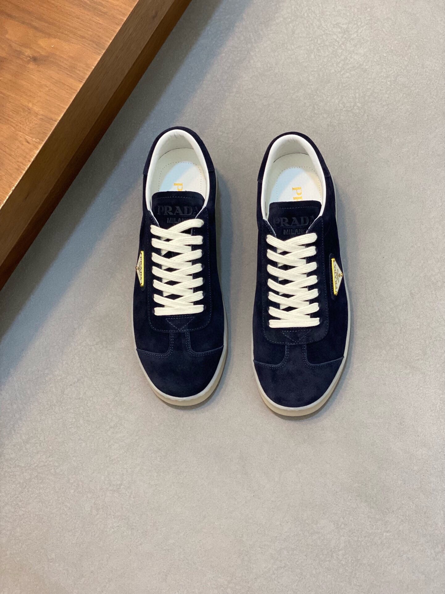 NO:217606,Brand P R A D A Color Original Color Code Number 39-44 Standard Code Price Material Prada New Product Original Single-Custom Low-top Casual Sports Shoes!  The upper is made of original soft cowhide with Prada logo cowhide inner lining. The original molded outsole of cowhide is made of high quality, worth owning. Prada, prada, sneakers, cowhide19860909品牌P R A D A 颜色原版配色 码数39-44标准码 价格 材质普拉达新品原单货低帮休闲运动鞋！鞋面采用原版柔软牛皮搭配普拉达标识牛皮内里 牛皮垫脚原版开模大底、高品质值得拥有,普拉达,prada,sneakers,cowhide,Men's shoes