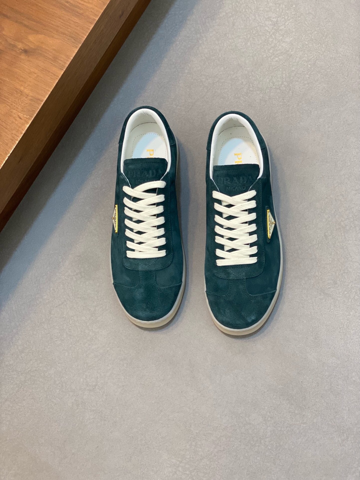 NO:219345,Brand P R A D A Color Original Color Code Number 39-44 Standard Code Price Material Prada New Product Original Single-Custom Low-top Casual Sports Shoes!  The upper is made of original soft cowhide with Prada logo cowhide inner lining. The original molded outsole of cowhide is made of high quality, worth owning. Prada, prada, sneakers, cowhide19860909品牌P R A D A 颜色原版配色 码数39-44标准码 价格 材质普拉达新品原单货低帮休闲运动鞋！鞋面采用原版柔软牛皮搭配普拉达标识牛皮内里 牛皮垫脚原版开模大底、高品质值得拥有,普拉达,prada,sneakers,cowhide,Men's shoes