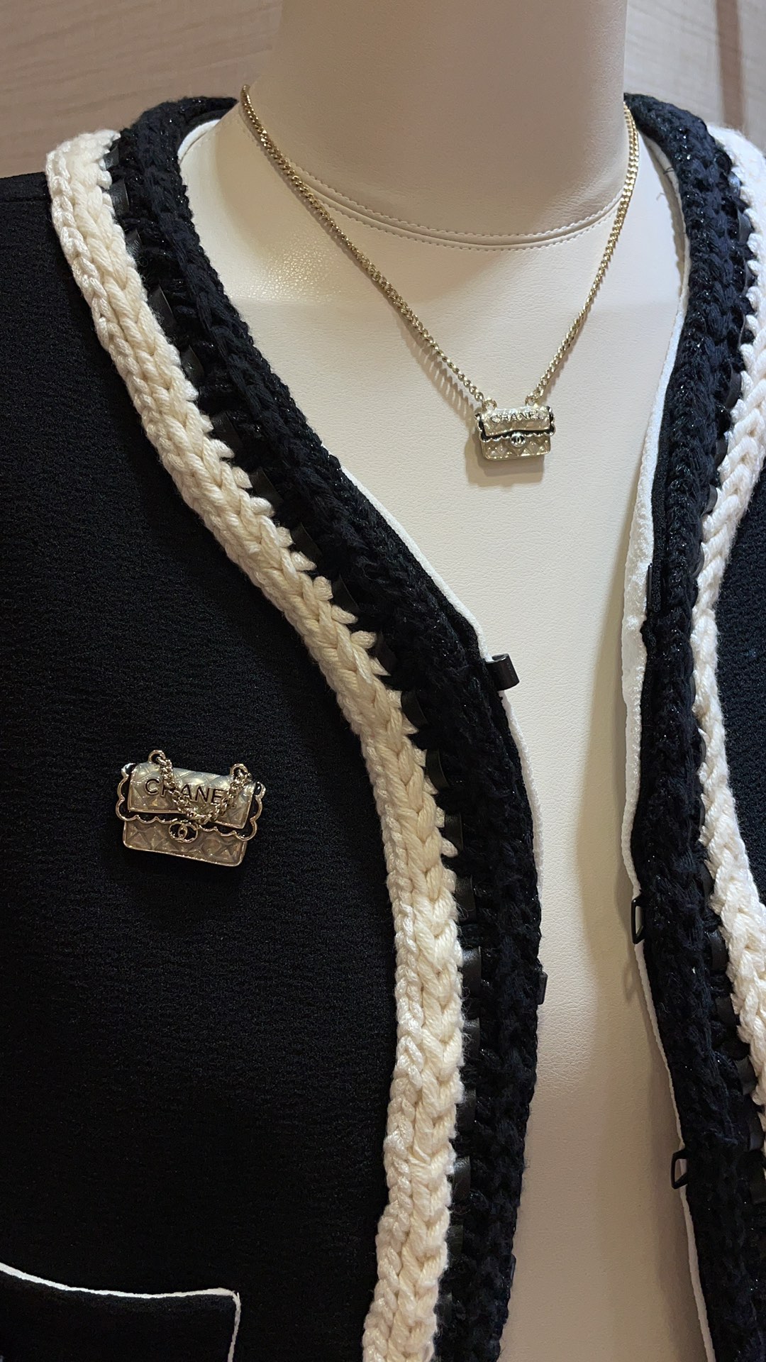 NO:631435,88180, small necklace arrived today, 24B new gray and white diamond pattern CF bag, black enamel letter necklace, white fine glitter diamond pattern bag, black enamel lace, the details are exquisite, very exquisite and worthy of collection, the length of the necklace is adjustable, it looks good with casual daily wear, z version customized brass material, necklace, Cartier high-end jewelry1986090988180,今日到货小号项链 24B新款灰白色菱格纹CF包包黑色珐琅字母项链 白色细闪菱格纹包包黑色珐琅花边 细节精致度太绝了 非常精致值得收藏 项链长度可调节 日常随意搭配都好看 z版定制黄铜材质,,necklace,卡迪亚高端饰品,Jewelry