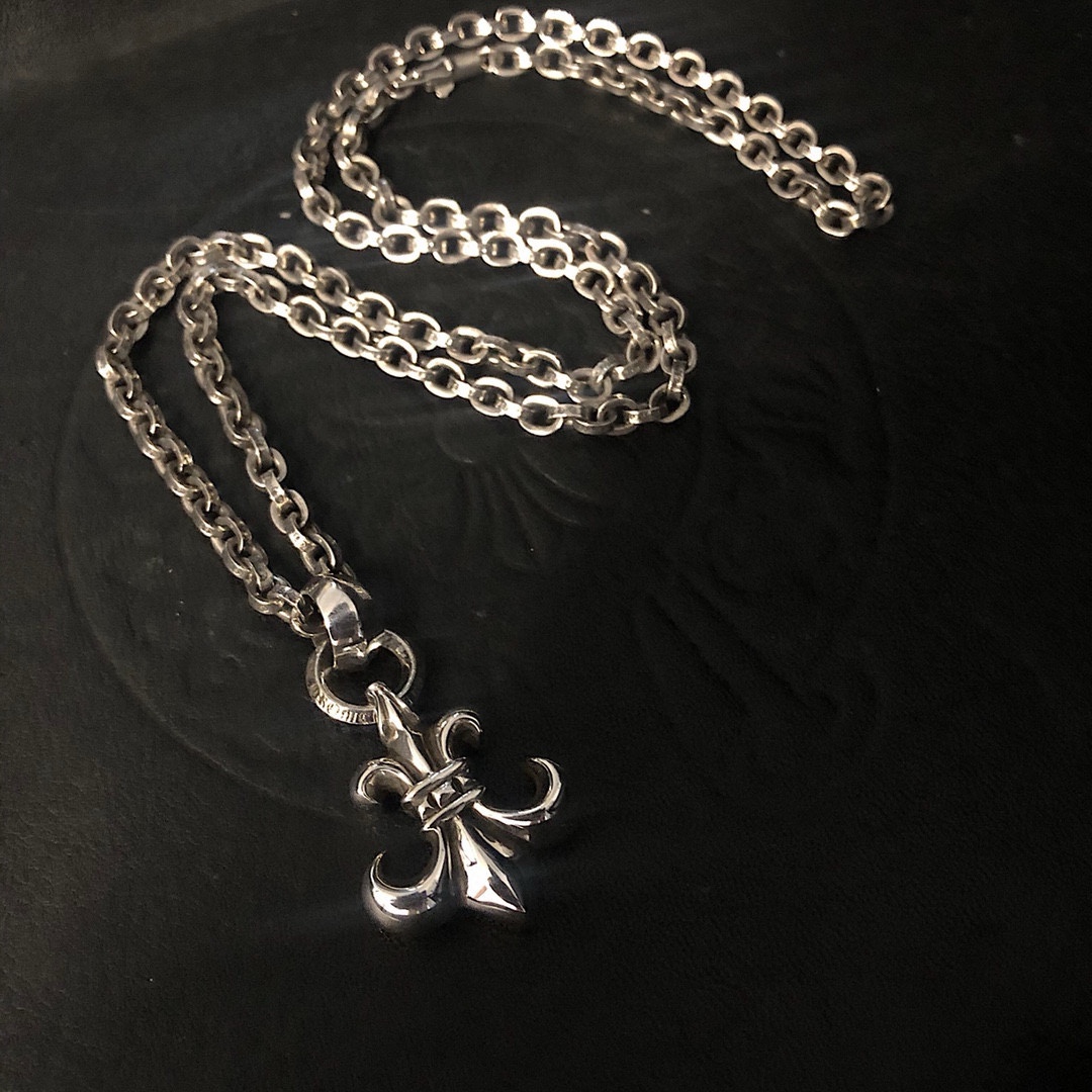NO:879604,Chrome Hearts Anchor Scout Flower. The workmanship is almost the same as that of ZP. It is also a classic style when paired with a Ch chain. It has been out for a long time and has the same craftsmanship as the original product. The chain length is 60cm. It is a high-quality jewelry. Chrome Hearts19860909克罗心船锚童军花 做工跟zp几乎没差,搭配Ch链也是很经典的款 长期出 跟正品保持一致工艺 链长size60cm,饰品精品,chrome hearts,Jewelry