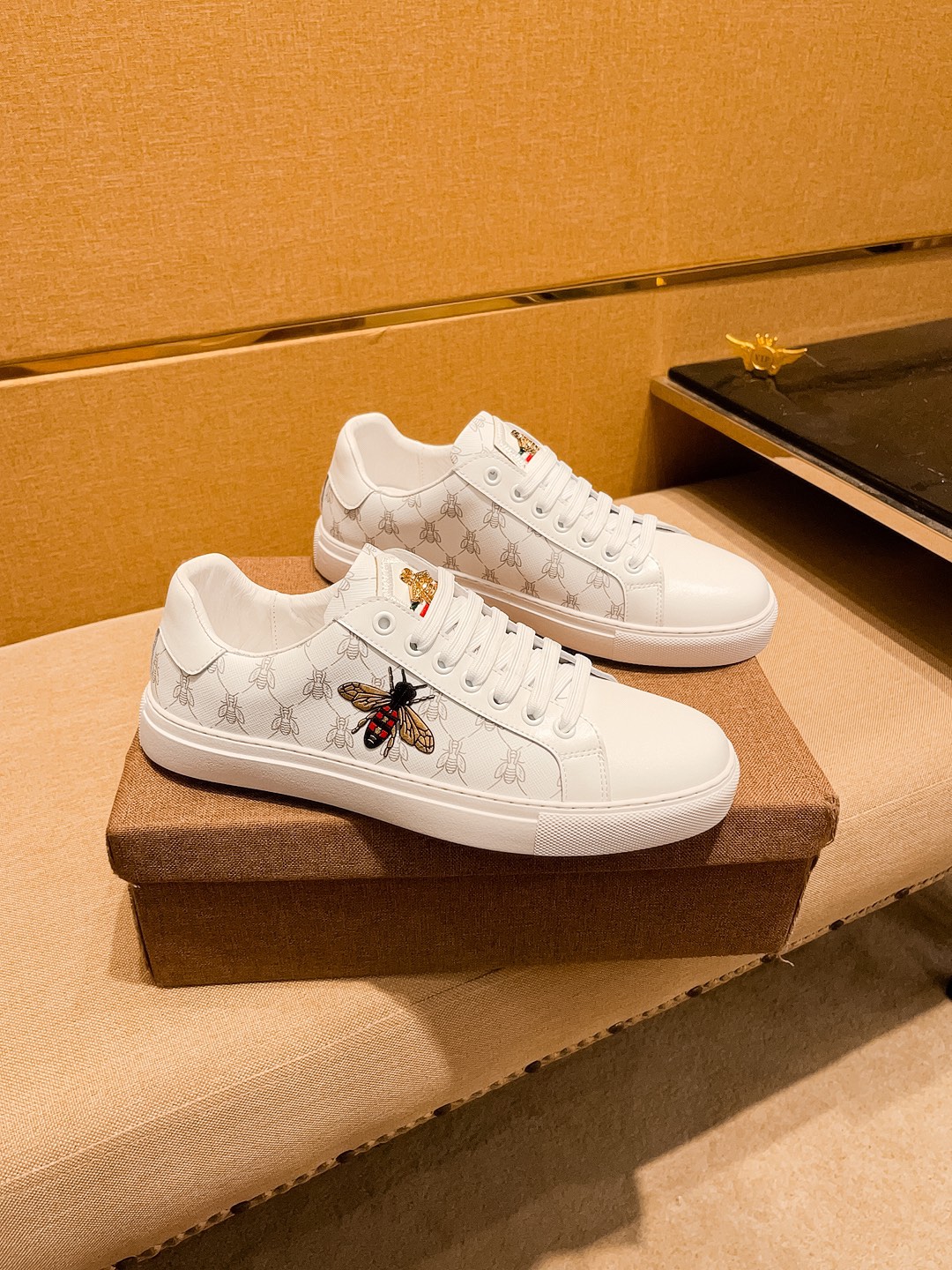 NO:730489,[Gucci] The latest masterpiece of the high-end men's shoe brand official website 11, the upper is made of Italian imported first-layer cowhide with a comfortable and breathable lining and original non-slip and wear-resistant outsole, making walking more convenient and comfortable!  Exclusive new model, stunning work, Midea 11 replica [color] compared with official quality!  Create a fashionable personality to set off your uniqueness!  A must-have for trendy men! Classic size: 38-44 Color 2 colors available.,,cowhide19860909【 古奇】 男鞋高端品牌 官网11最新力作鞋面采用意大利进口头层牛皮搭配舒适透气内里原版防滑耐磨大底制作,让行走更加便捷舒适！独家新款,惊世之作,与官方的质量相比美的11复刻[色]！打造时尚个性衬托你的与众不同！潮男必备!经典尺码:38-44 颜色 2色可选.,,cowhide,Men's shoes