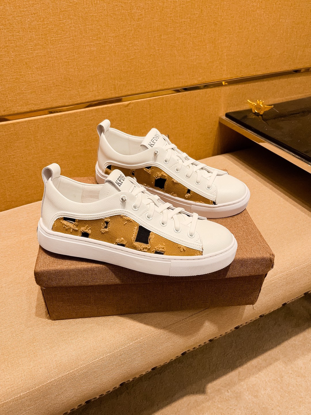 NO:730455,[Gucci] The latest masterpiece of the high-end men's shoe brand official website 11, the upper is made of Italian imported first-layer cowhide with a comfortable and breathable lining and original non-slip and wear-resistant outsole, making walking more convenient and comfortable!  Exclusive new model, stunning work, Midea 11 replica [color] compared with official quality!  Create a fashionable personality to set off your uniqueness!  A must-have for trendy men! Classic size: 38-44 Color 1 color available.,,cowhide19860909【 古奇】 男鞋高端品牌 官网11最新力作鞋面采用意大利进口头层牛皮搭配舒适透气内里原版防滑耐磨大底制作,让行走更加便捷舒适！独家新款,惊世之作,与官方的质量相比美的11复刻[色]！打造时尚个性衬托你的与众不同！潮男必备!经典尺码:38-44 颜色 1色可选.,,cowhide,Men's shoes