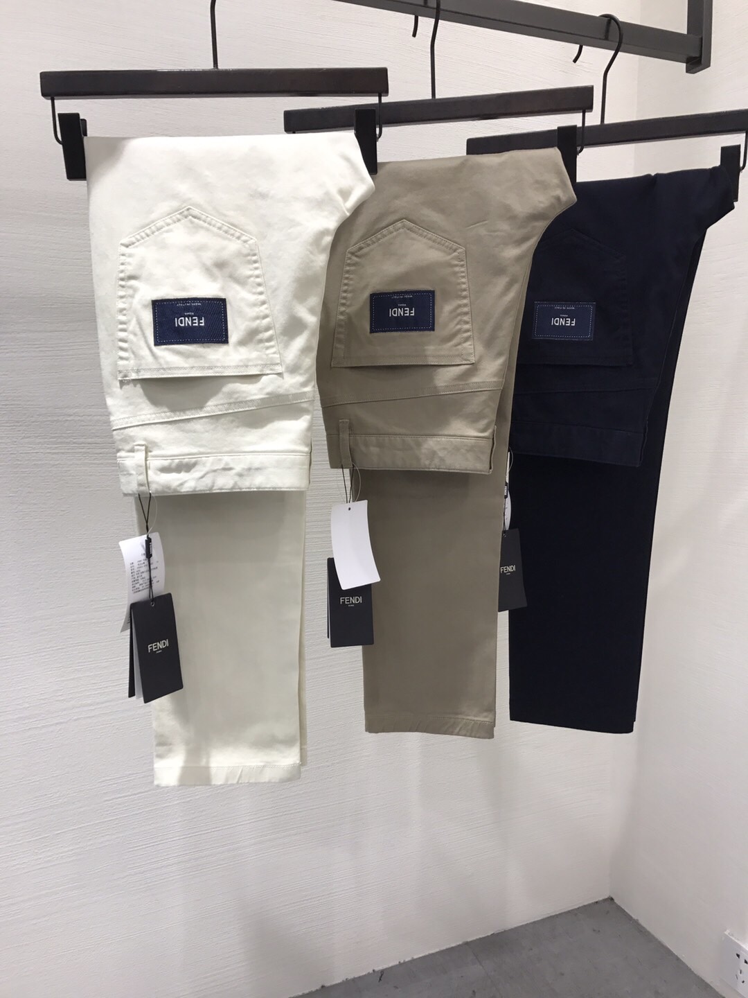 NO:428552,.Fendi Fendi Little Monster Family Men's Fashion Simple Business Casual Pants, Top Foreign Business Channel Products, High-end Italian Original Products, Early Spring New Products, Top Popular Models for Buyers!  !  A pair of trousers that are worth buying. In terms of design, the whole outline structure follows the essence of the F family. The designer applies the brand letter elements to the extreme and injects them into the back pocket of the trousers in a patch craftsmanship form. It is quite stunning and pleasing to the embellishment with a very distinctive recognition, enriching the overall visual aesthetics and also a symbol of identity!  Customers are selected for top-grade Egyptian long velvet cotton fabrics, which are customized by Italian century-old workshops. The fabric has first-class attributes, strong scratch texture, twill structure, and adopts enzyme washing technology. It has a certain elasticity, excellent comfort and breathability, and excellent wear resistance!  The overall quality is superb, the details are exquisite and exquisite. The top-level Riri metal zipper is selected, the unique style is extremely rigorous, the line is invincible and exquisite, the mixing and matching is extremely high, the color matching is light and versatile, the upper body is generous and elegant, and the business commuting and leisure are perfect. The first choice for urban white-collar elites!  One must-have for everyone!  Size 30-38 (35) Size 31 Waist 80 Thigh circumference 28 Trouser legs 17 Trouser length 104,,fendi,fendi,fendi,alexander wang19860909.Fendi 芬迪小怪兽家族男士时装款简约商务休闲裤,顶级洋行渠道货,高端意大利原厂出品,早春新品,买手店TOP人气款！！ 非常值得入手的一款裤装,在设计方面,通体轮廓构造沿袭了F家族的精髓,设计师将品牌字母元素运用到极致,以补丁工艺形态注入到裤身后袋处,颇为惊艳且个性讨巧的点缀,辨识度非常鲜明,丰富了整体视觉审美,亦属于身份的象征！ 客供甄选埃及长绒棉顶级面料,经过意大利百年工坊定织而成,面料属性一流,具有强烈的挺刮质感,斜纹结构形态,采用酵素洗工艺,具备一定弹力,舒适性与透气性优越,耐磨性亦极佳！ 整体品质感超强,细节精湛考究,选用顶级Riri金属拉链,个性别致造型,走线包边皆极为严谨,版型剪裁无敌精良,混搭性极高,配色轻熟百搭,上身大方优雅干练,商务通勤与休闲完美兼备,都市白领精英人士首选裤装！人手必备一条！尺码30-38（有35） 31码 腰围80 大腿围28 裤脚17 裤长104,,fendi,fendi,fendi,alexander wang,Men's clothing