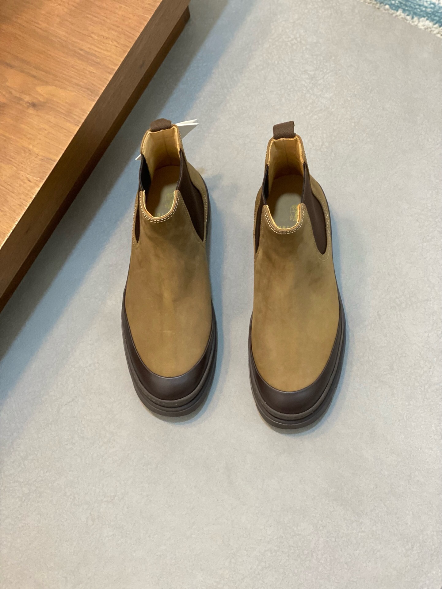 NO:217821,Brand Brunello Cucinelli Color Original Color Number 39-44 Customized 45 Price Material BC New Original Single Quality Autumn and Winter Men's Boots Brunello Cucinelli (BC) Men's Desert Boots Modern style and precious materials reinterpret this pair of elegant and casual iconic desert boots Soft suede suede, making it easier to put on and take off. The toe is slightly rounded with a thin cowhide shoe insole and a light rubber outsole designed with lugs, exquisitely creating elegance and comfort. BC men's boots, brunello cucinelli, boots, cowhide, chamois leather19860909品牌Brunello Cucinelli 颜色原版配色 码数39-44定做45 价格 材质BC新款 原单品质秋冬男靴 Brunello Cucinelli (简称BC）男士沙漠靴 现代风格和珍贵材料重新演绎了这双典雅、休闲的标志性沙漠靴柔软的绒面麂皮,让穿脱更加便利.鞋头轻微圆浑的廊形与细薄的牛皮鞋内底、凸耳设计的轻盈橡胶鞋外底组合,精致打造高雅与舒适,BC男靴,brunello cucinelli,boots,cowhide,chamois leather,Men's shoes