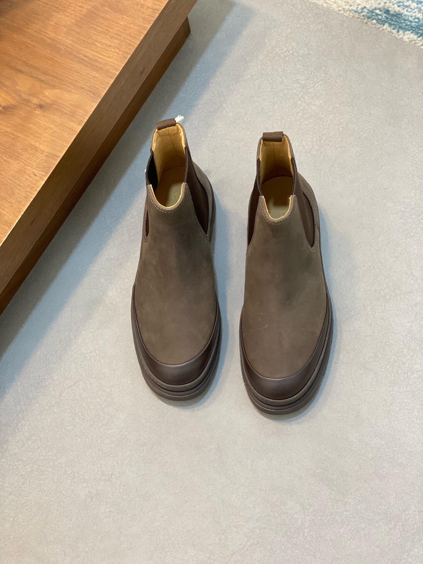 NO:219562,Brand Brunello Cucinelli Color Original Color Number 39-44 Customized 45 Price Material BC New Original Single Quality Autumn and Winter Men's Boots Brunello Cucinelli (BC) Men's Desert Boots Modern style and precious materials reinterpret this pair of elegant and casual iconic desert boots Soft suede suede, making it easier to put on and take off. The toe is slightly rounded with a thin cowhide shoe insole and a light rubber outsole designed with lugs, exquisitely creating elegance and comfort. BC men's boots, brunello cucinelli, boots, cowhide, chamois leather19860909品牌Brunello Cucinelli 颜色原版配色 码数39-44定做45 价格 材质BC新款 原单品质秋冬男靴 Brunello Cucinelli (简称BC）男士沙漠靴 现代风格和珍贵材料重新演绎了这双典雅、休闲的标志性沙漠靴柔软的绒面麂皮,让穿脱更加便利.鞋头轻微圆浑的廊形与细薄的牛皮鞋内底、凸耳设计的轻盈橡胶鞋外底组合,精致打造高雅与舒适,BC男靴,brunello cucinelli,boots,cowhide,chamois leather,Men's shoes