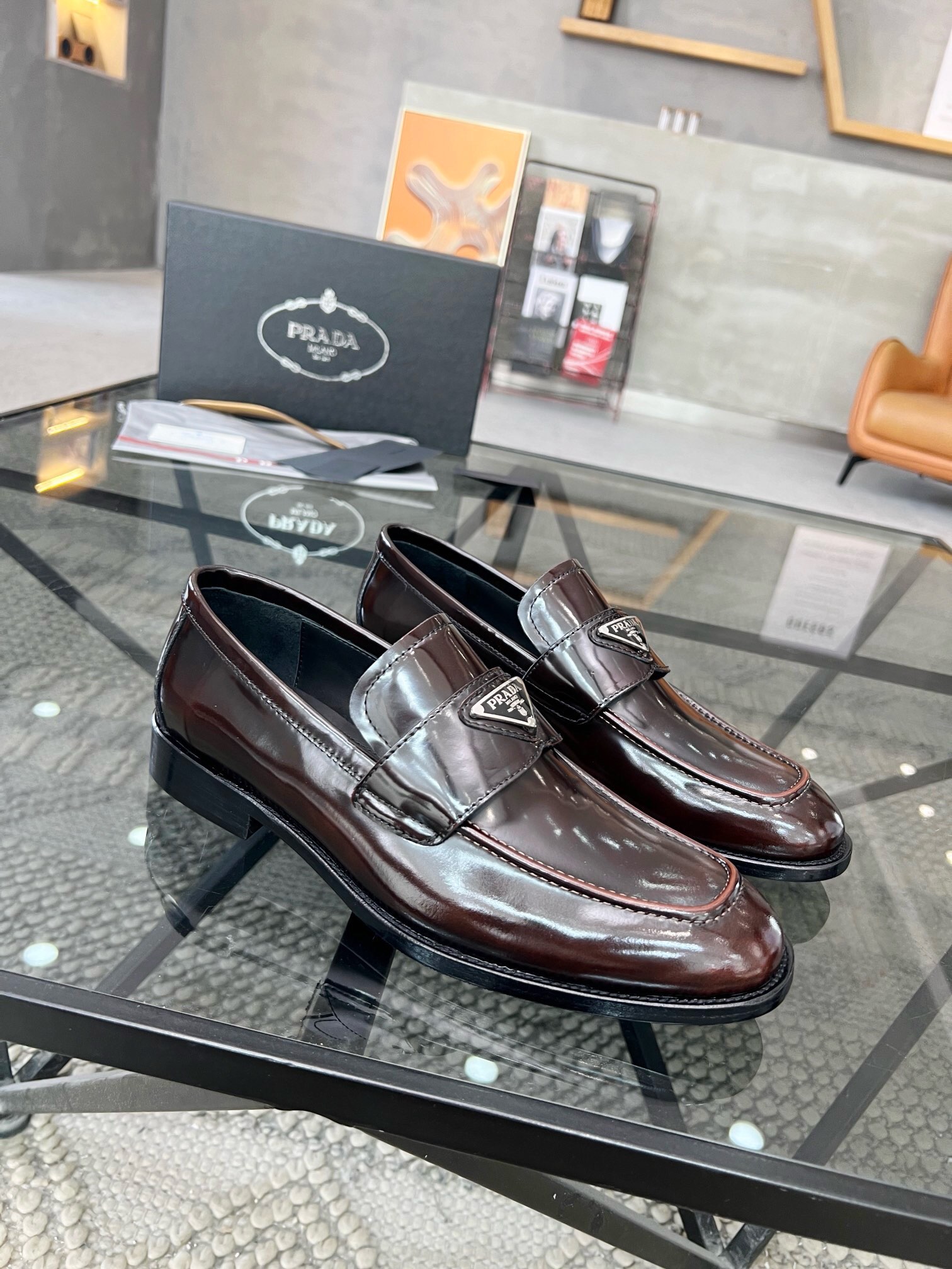 NO:218998,Brand PRADA Color Original Color Number 39-44 Customized 38.45.46 Price Material Prada New Business Leather Shoes Super Plateau Single Quality Luxury Material Selection Uppers are made of imported original cowhide   cowhide inner pure handmade for comfortable wearing experience. Original (general leather sole) wear-resistant, wear-resistant, anti-slip, Prada leather shoes, prada, prada, cowhide, Leather soles19860909品牌PRADA 颜色原版配色 码数39-44定做38.45.46 价格 材质普拉达新款 商务皮鞋超高原单品质奢华选材鞋面采用进口原版牛皮 牛皮内里纯手工打造只为舒适的穿着体验原版（真皮大底）耐穿 耐磨 防滑,普拉达 皮鞋,prada,prada,cowhide,Leather soles,Men's shoes