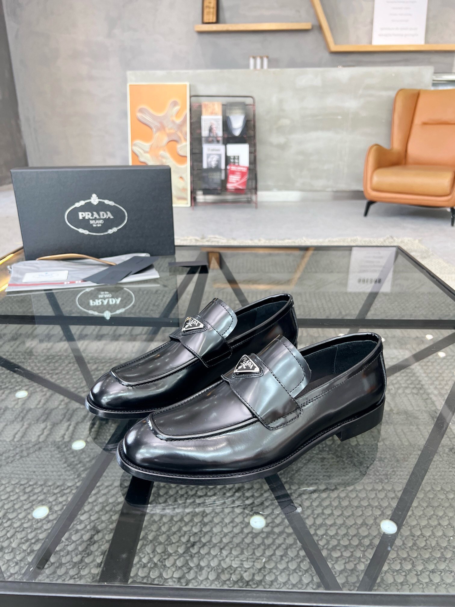 NO:217382,Brand PRADA Color Original Color Number 39-44 Customized 38.45.46 Price Material Prada New Business Leather Shoes Super Plateau Single Quality Luxury Material Selection Uppers are made of imported original cowhide   cowhide inner pure handmade for comfortable wearing experience. Original (general leather sole) wear-resistant, wear-resistant, anti-slip, Prada leather shoes, prada, prada, cowhide, Leather soles19860909品牌PRADA 颜色原版配色 码数39-44定做38.45.46 价格 材质普拉达新款 商务皮鞋超高原单品质奢华选材鞋面采用进口原版牛皮 牛皮内里纯手工打造只为舒适的穿着体验原版（真皮大底）耐穿 耐磨 防滑,普拉达 皮鞋,prada,prada,cowhide,Leather soles,Men's shoes