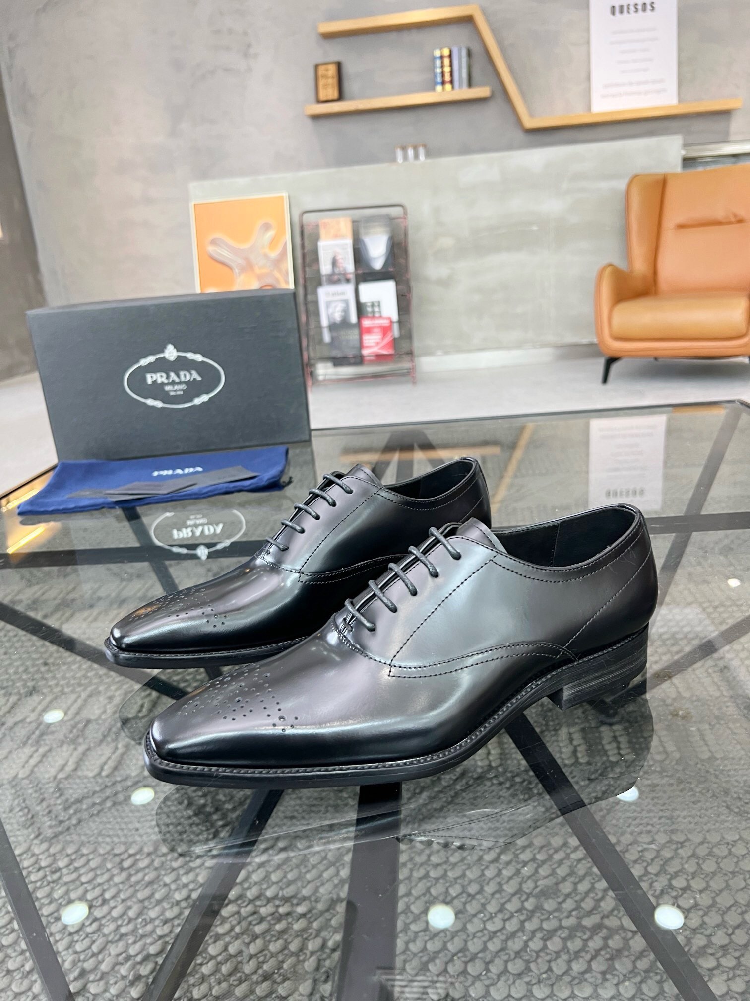 NO:219004,Brand PRADA color original color matching Size 39-44 Customized 45 Price Material Prada new style Business leather shoes Super high-altitude single quality luxury material selection upper is made of imported original cowhide   cowhide inner pure handmade only for comfortable wearing experience Original rubber outsole Depressed wear-resistant wear-resistant non-slip, Prada leather shoes, prada, prada, cowhide19860909品牌PRADA 颜色原版配色 码数39-44定做45 价格 材质普拉达新款 商务皮鞋超高原单品质奢华选材鞋面采用进口原版牛皮 牛皮内里纯手工打造只为舒适的穿着体验原版橡胶大底 耐穿 耐磨 防滑,普拉达 皮鞋,prada,prada,cowhide,Men's shoes