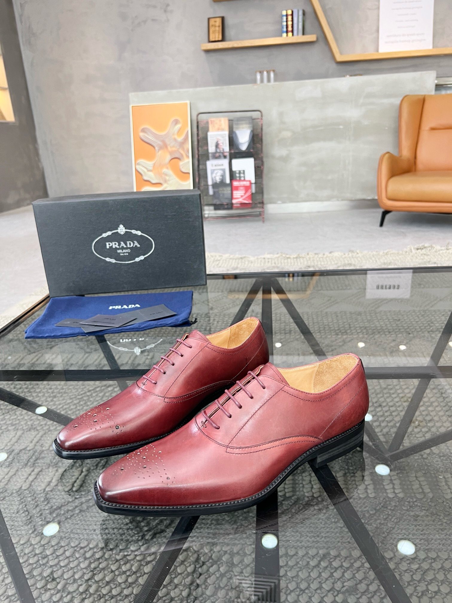 NO:217388,Brand PRADA color original color matching 39-44 customized 45 price Material Prada new style Business leather shoes Super high-altitude single quality luxury material selection upper is made of imported original cowhide   cowhide inner pure handmade only for comfortable wearing experience original rubber outsole Depressed wear-resistant wear-resistant non-slip, Prada leather shoes, prada, prada, cowhide19860909品牌PRADA 颜色原版配色 码数39-44定做45 价格 材质普拉达新款 商务皮鞋超高原单品质奢华选材鞋面采用进口原版牛皮 牛皮内里纯手工打造只为舒适的穿着体验原版橡胶大底 耐穿 耐磨 防滑,普拉达 皮鞋,prada,prada,cowhide,Men's shoes