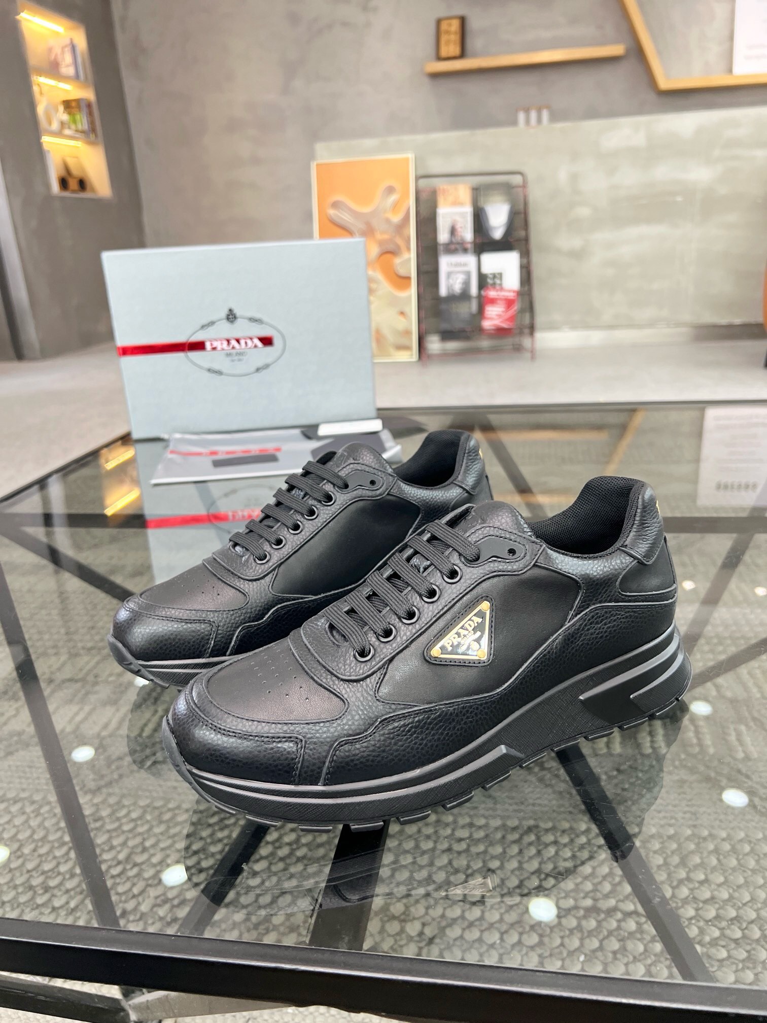 NO:219235,Brand P R A D A Color Original Color Pair Number 39-44 Customized 38.45 Price Material Prada New Product Original Single-Custom Low-top Casual Sports Shoes!  The upper is made of original cowhide with cowhide inner lining. The original molded sole of cowhide is made of high quality. Prada, prada, sneakers, cowhide19860909品牌P R A D A 颜色原版配色 码数39-44定做38.45 价格 材质普拉达新品原单货低帮休闲运动鞋！鞋面采用原版牛皮搭配牛皮内里 牛皮垫脚原版开模大底、高品质值得拥有,普拉达,prada,sneakers,cowhide,Men's shoes