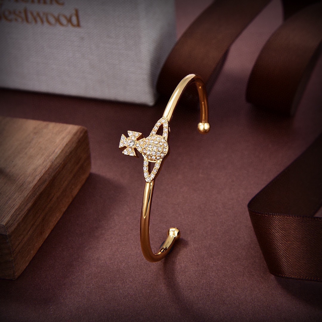 “Vivienne Westwood’s Elegant Saturn Watch: British Royalty in Design and Color” - 图片 2