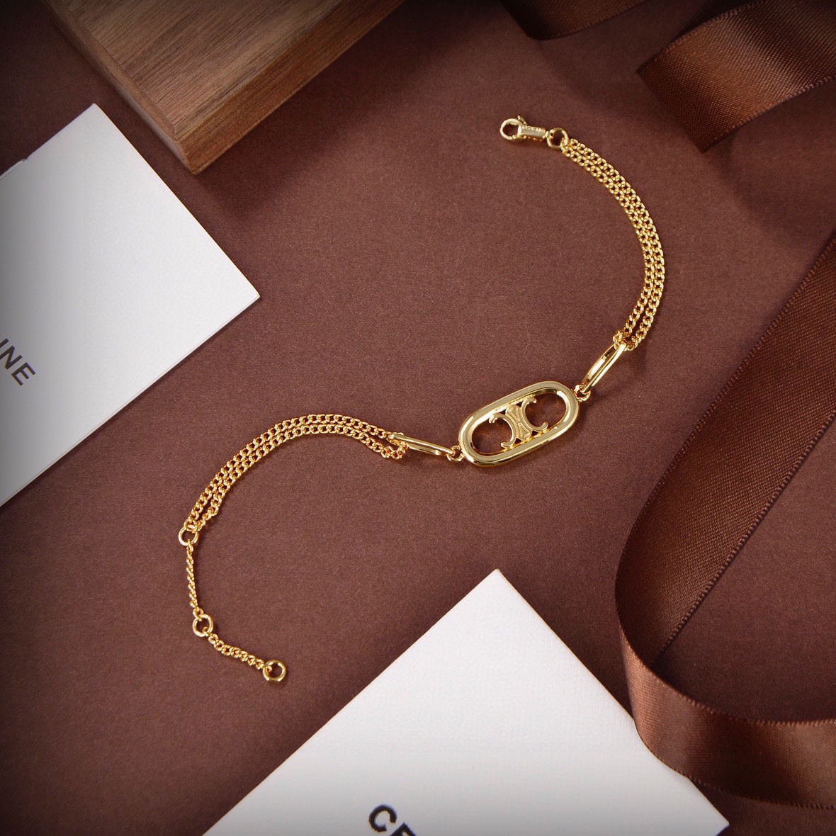“Unique Gold Bracelet by Celine: Subverting Traditional Designs for a Charming Personality” - 图片 6