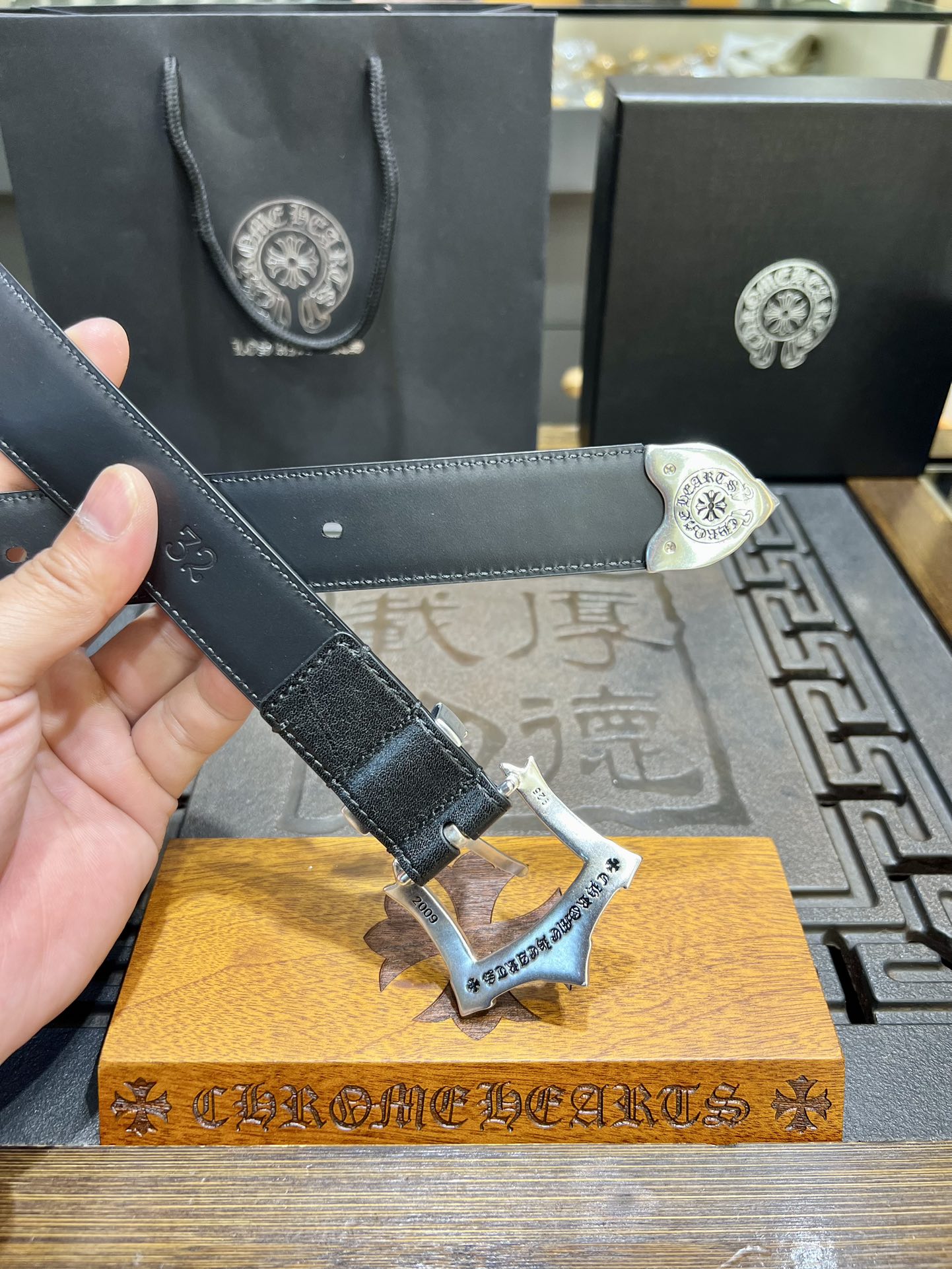 “Chrome Hearts Crocson Belt: Gothic Rock Punk Street Style in Oxen Skin” - 图片 8