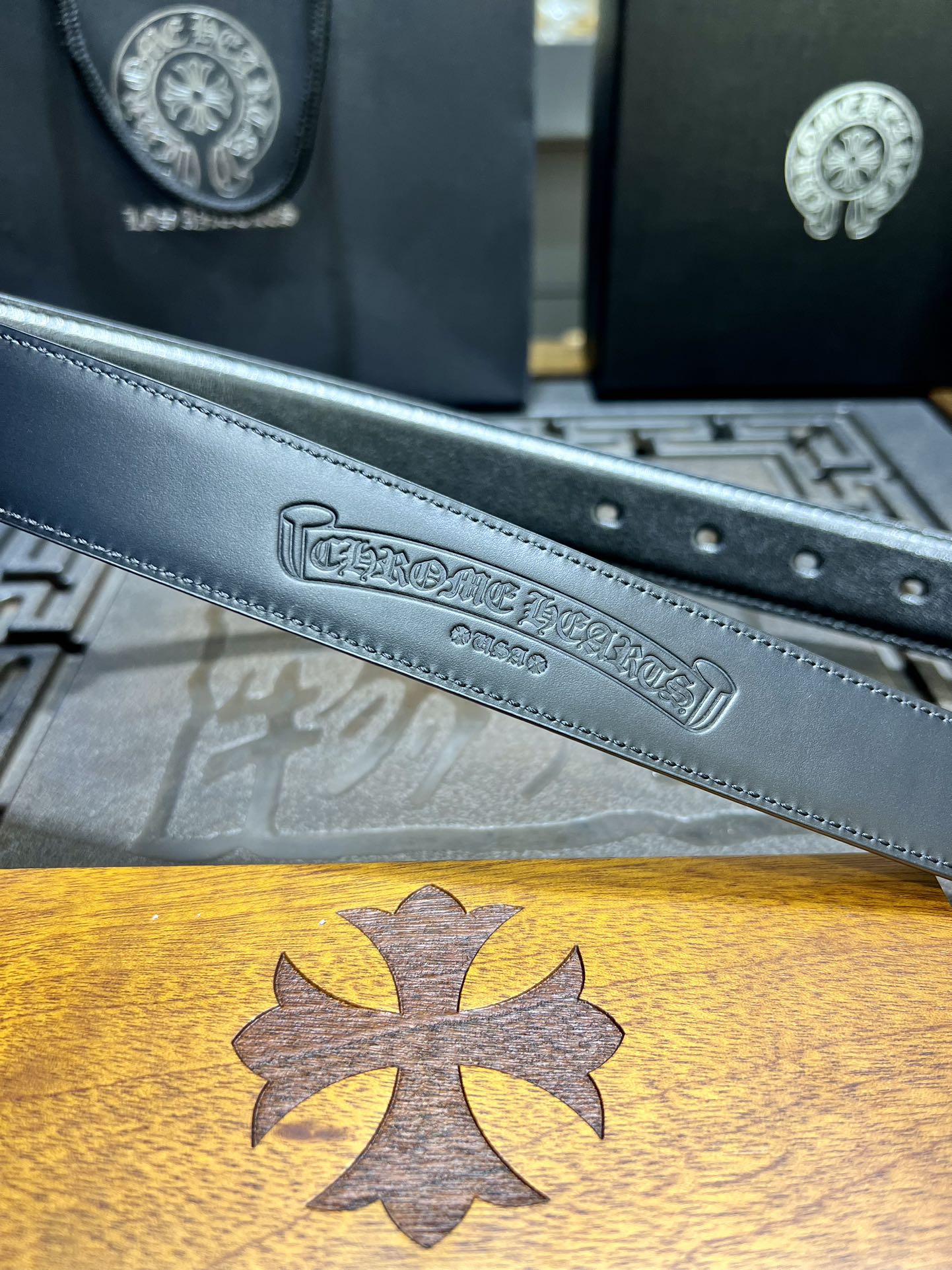 “Chrome Hearts Crocson Belt: Gothic Rock Punk Street Style in Oxen Skin” - 图片 9