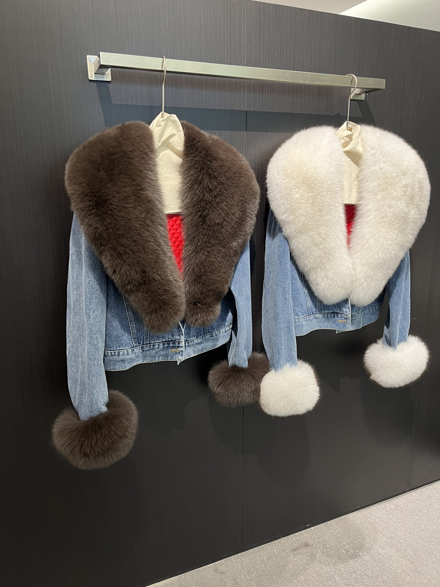 Luxurious Female Suit with Real Fox Hair Trim and King Alexander’s Cowboy Fur Coat - 图片 9
