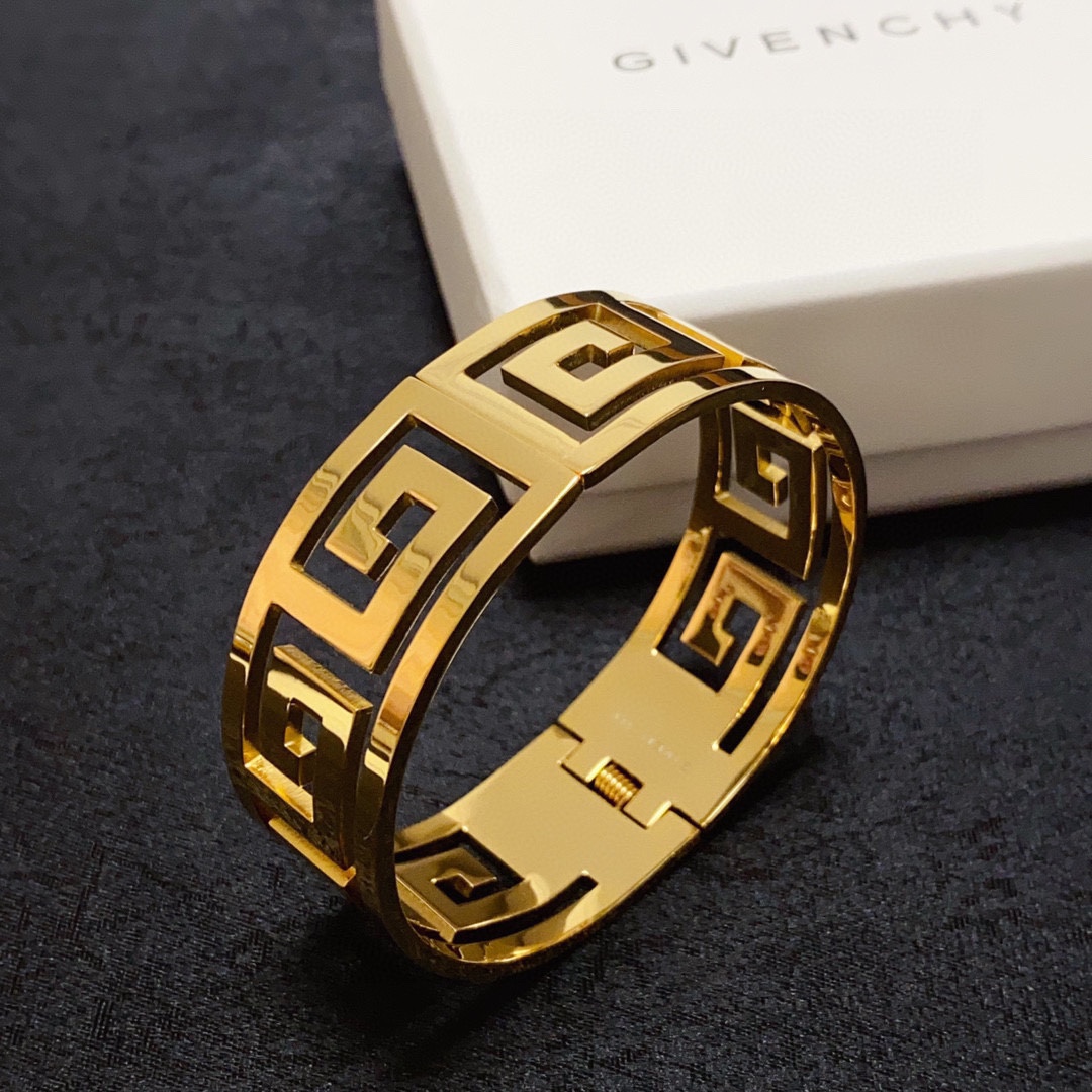 Givenchy’s New Sculpture Blanche: Glamorous Aerobics with Obscurantist Design - 图片 7
